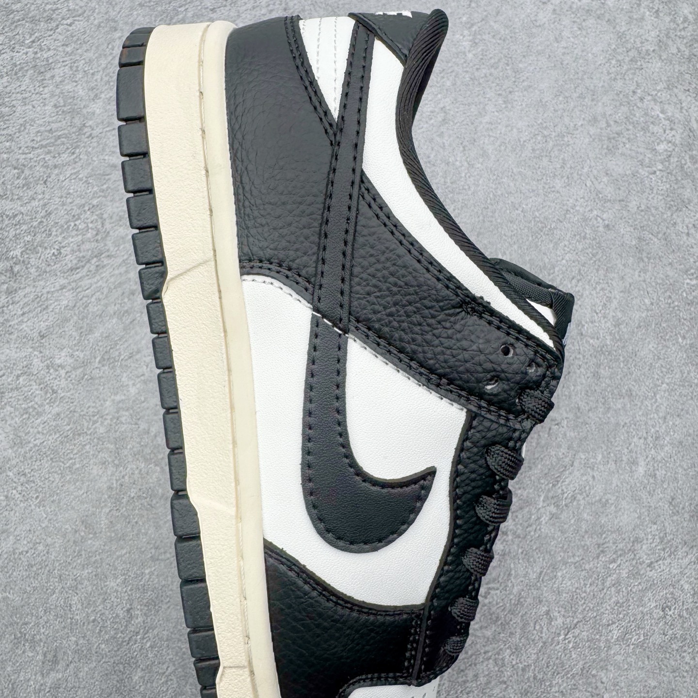 图片[6]-NK Dunk Low 黑白熊猫3.0 HQ7487-100 实力大厂出品 新配色陆续开发 利润个位数只为口碑 全套原纸板楦头开发 确保原汁原味 完美呈现DUNK版型 一比一鞋头弧度高度鞋身弧度 此版本只针对中端市场 皮料材质有所更替 其他数据细节工艺流程均保持一致 绝不口嗨 细节品控鞋型随意对比 独家私模官方第六代原厂航空铝磨具打磨大底 鞋头坡度极致还原 无解鞋型 原盒原配 圈内天花板工艺 原厂玻璃冲刀 超高清洁度 全鞋零毛边皮料切割 原厂中底布点胶 中底布拉帮走线遵循公司 尺码：36 36.5 37.5 38 38.5 39 40 40.5 41 42 42.5 43 44 44.5 45 46-选品中心