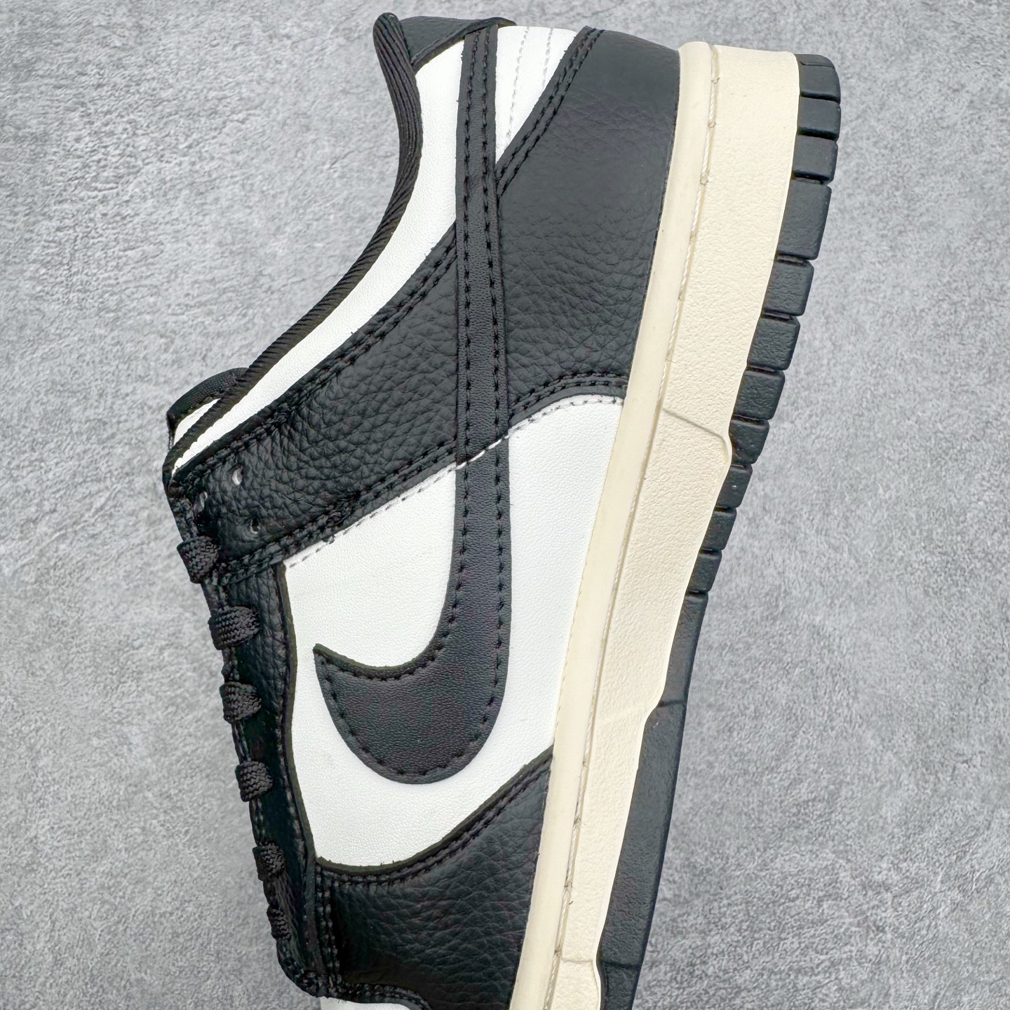 图片[7]-NK Dunk Low 黑白熊猫3.0 HQ7487-100 实力大厂出品 新配色陆续开发 利润个位数只为口碑 全套原纸板楦头开发 确保原汁原味 完美呈现DUNK版型 一比一鞋头弧度高度鞋身弧度 此版本只针对中端市场 皮料材质有所更替 其他数据细节工艺流程均保持一致 绝不口嗨 细节品控鞋型随意对比 独家私模官方第六代原厂航空铝磨具打磨大底 鞋头坡度极致还原 无解鞋型 原盒原配 圈内天花板工艺 原厂玻璃冲刀 超高清洁度 全鞋零毛边皮料切割 原厂中底布点胶 中底布拉帮走线遵循公司 尺码：36 36.5 37.5 38 38.5 39 40 40.5 41 42 42.5 43 44 44.5 45 46-选品中心