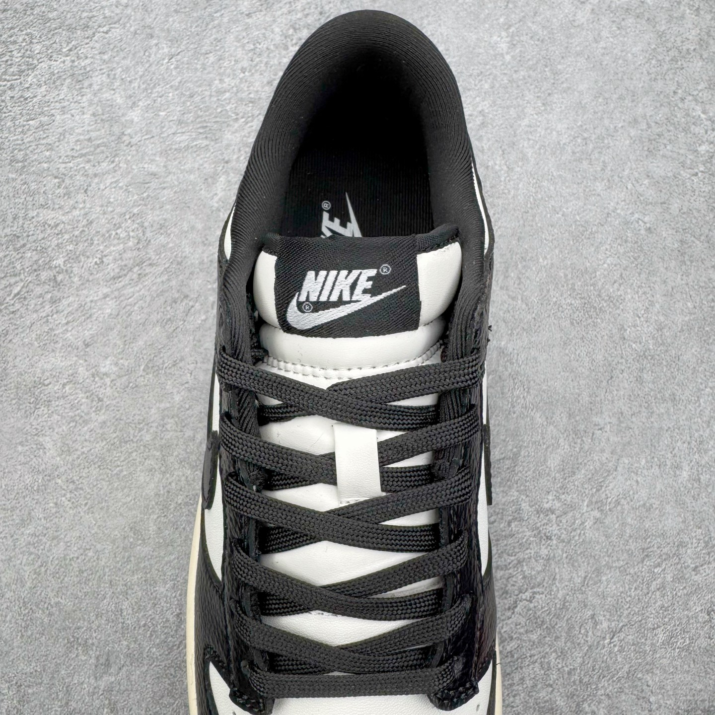 图片[5]-NK Dunk Low 黑白熊猫3.0 HQ7487-100 实力大厂出品 新配色陆续开发 利润个位数只为口碑 全套原纸板楦头开发 确保原汁原味 完美呈现DUNK版型 一比一鞋头弧度高度鞋身弧度 此版本只针对中端市场 皮料材质有所更替 其他数据细节工艺流程均保持一致 绝不口嗨 细节品控鞋型随意对比 独家私模官方第六代原厂航空铝磨具打磨大底 鞋头坡度极致还原 无解鞋型 原盒原配 圈内天花板工艺 原厂玻璃冲刀 超高清洁度 全鞋零毛边皮料切割 原厂中底布点胶 中底布拉帮走线遵循公司 尺码：36 36.5 37.5 38 38.5 39 40 40.5 41 42 42.5 43 44 44.5 45 46-选品中心