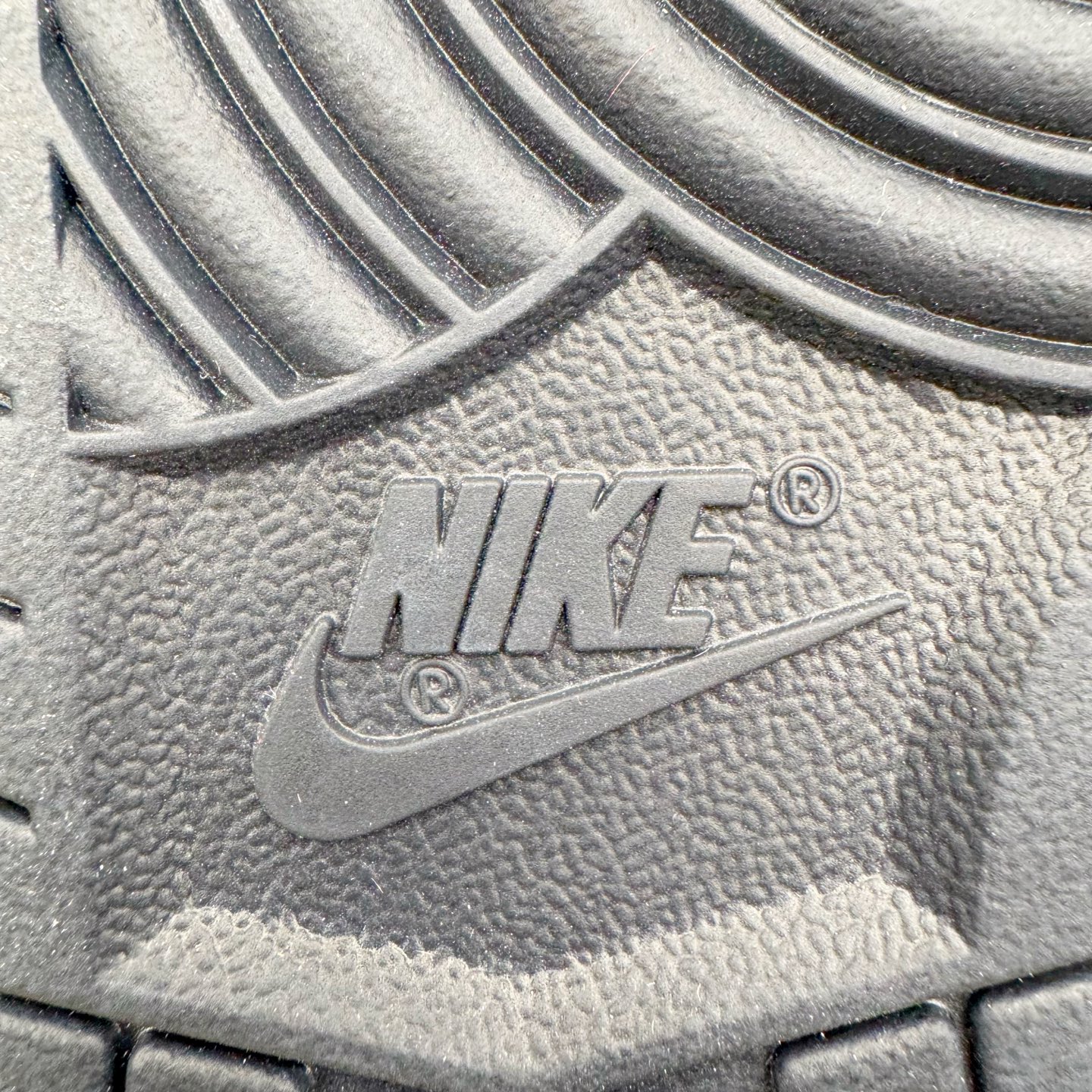 图片[10]-NK Dunk Low 黑白熊猫3.0 HQ7487-100 实力大厂出品 新配色陆续开发 利润个位数只为口碑 全套原纸板楦头开发 确保原汁原味 完美呈现DUNK版型 一比一鞋头弧度高度鞋身弧度 此版本只针对中端市场 皮料材质有所更替 其他数据细节工艺流程均保持一致 绝不口嗨 细节品控鞋型随意对比 独家私模官方第六代原厂航空铝磨具打磨大底 鞋头坡度极致还原 无解鞋型 原盒原配 圈内天花板工艺 原厂玻璃冲刀 超高清洁度 全鞋零毛边皮料切割 原厂中底布点胶 中底布拉帮走线遵循公司 尺码：36 36.5 37.5 38 38.5 39 40 40.5 41 42 42.5 43 44 44.5 45 46-选品中心