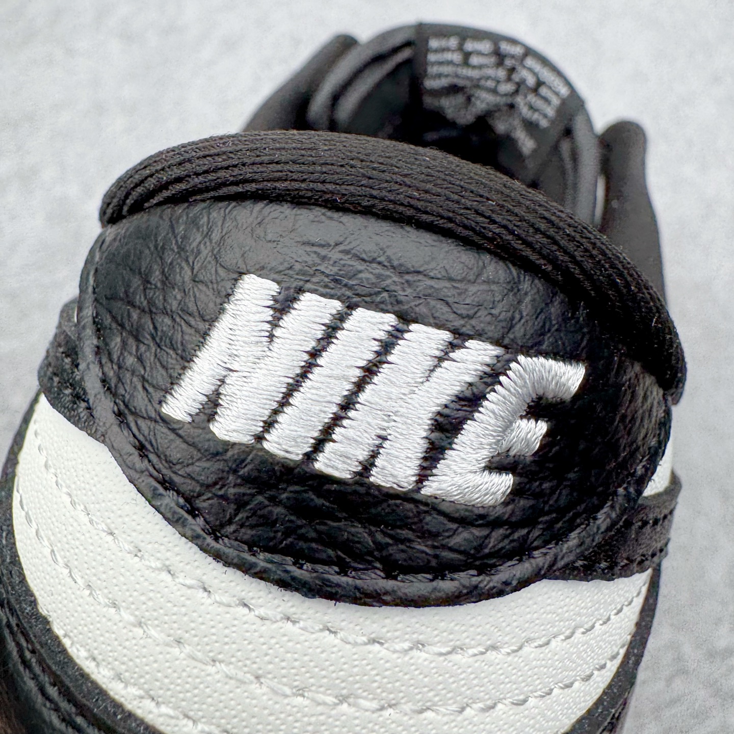 图片[14]-NK Dunk Low 黑白熊猫3.0 HQ7487-100 实力大厂出品 新配色陆续开发 利润个位数只为口碑 全套原纸板楦头开发 确保原汁原味 完美呈现DUNK版型 一比一鞋头弧度高度鞋身弧度 此版本只针对中端市场 皮料材质有所更替 其他数据细节工艺流程均保持一致 绝不口嗨 细节品控鞋型随意对比 独家私模官方第六代原厂航空铝磨具打磨大底 鞋头坡度极致还原 无解鞋型 原盒原配 圈内天花板工艺 原厂玻璃冲刀 超高清洁度 全鞋零毛边皮料切割 原厂中底布点胶 中底布拉帮走线遵循公司 尺码：36 36.5 37.5 38 38.5 39 40 40.5 41 42 42.5 43 44 44.5 45 46-选品中心