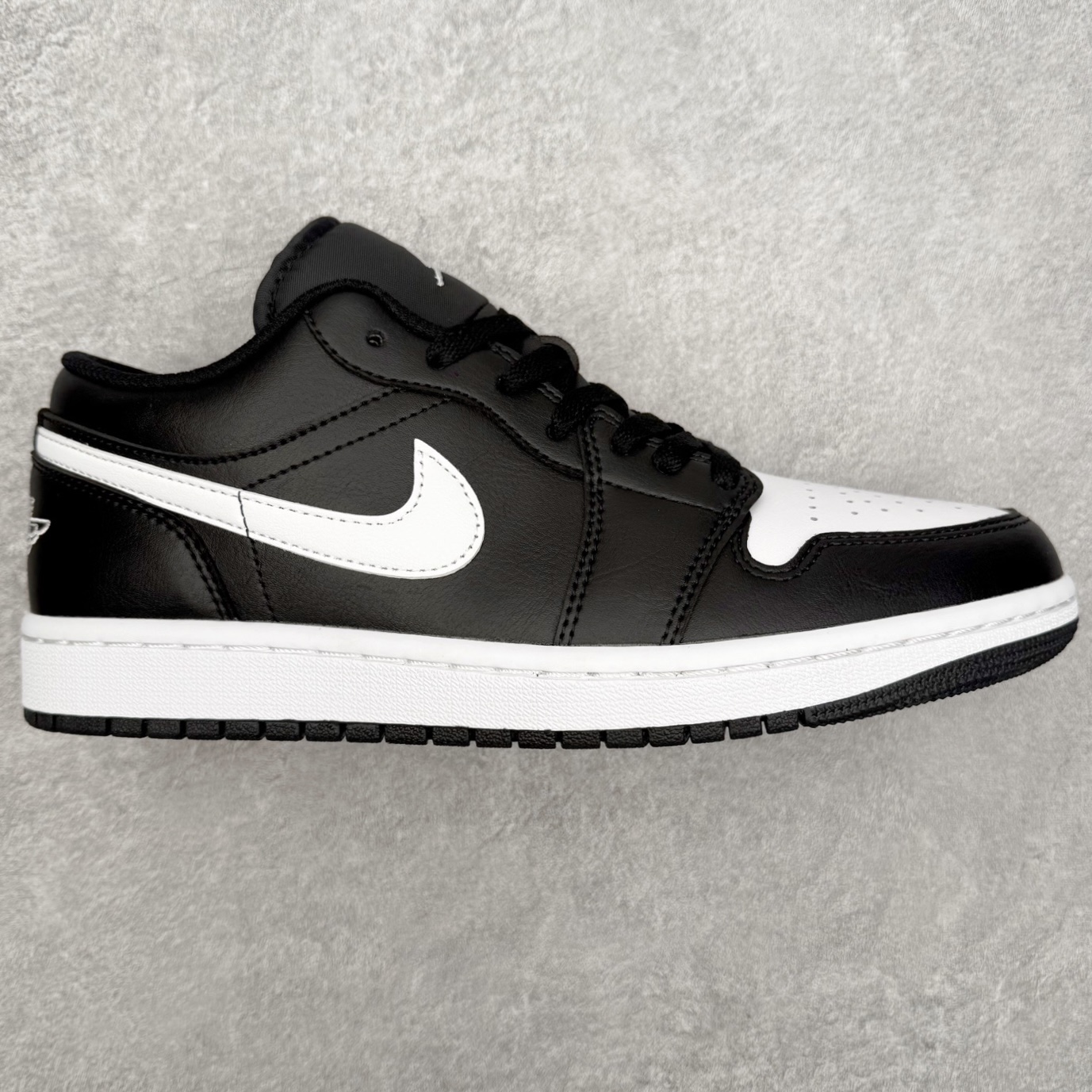＃小DT Air Jordan AJ1 Low 低帮系列 全新流水线出品 超强性价比 DT版本平替选择 市场第二梯队 全部原鞋开发 原楦原纸板开发 全鞋电脑针车 原厂内置全掌气垫 原盒内在原标 唯一Zp原版鞋带绑法 免检产品 全新2022版型 全头层皮料 完美零毛边处理 原厂配置全掌气垫 价格定位良心 几十个配色陆续出货 实拍调校N版已经零色差零失真 百分百还原实物色彩所见即所得 不存在货不对板色差等低级问题 选购参考实物拍摄 不混卖不参货 只用心做好货严格选品 承诺混一赔十 尺码：36 36.5 37.5 38 38.5 39 40 40.5 41 42 42.5 43 44 44.5 45 46-选品中心
