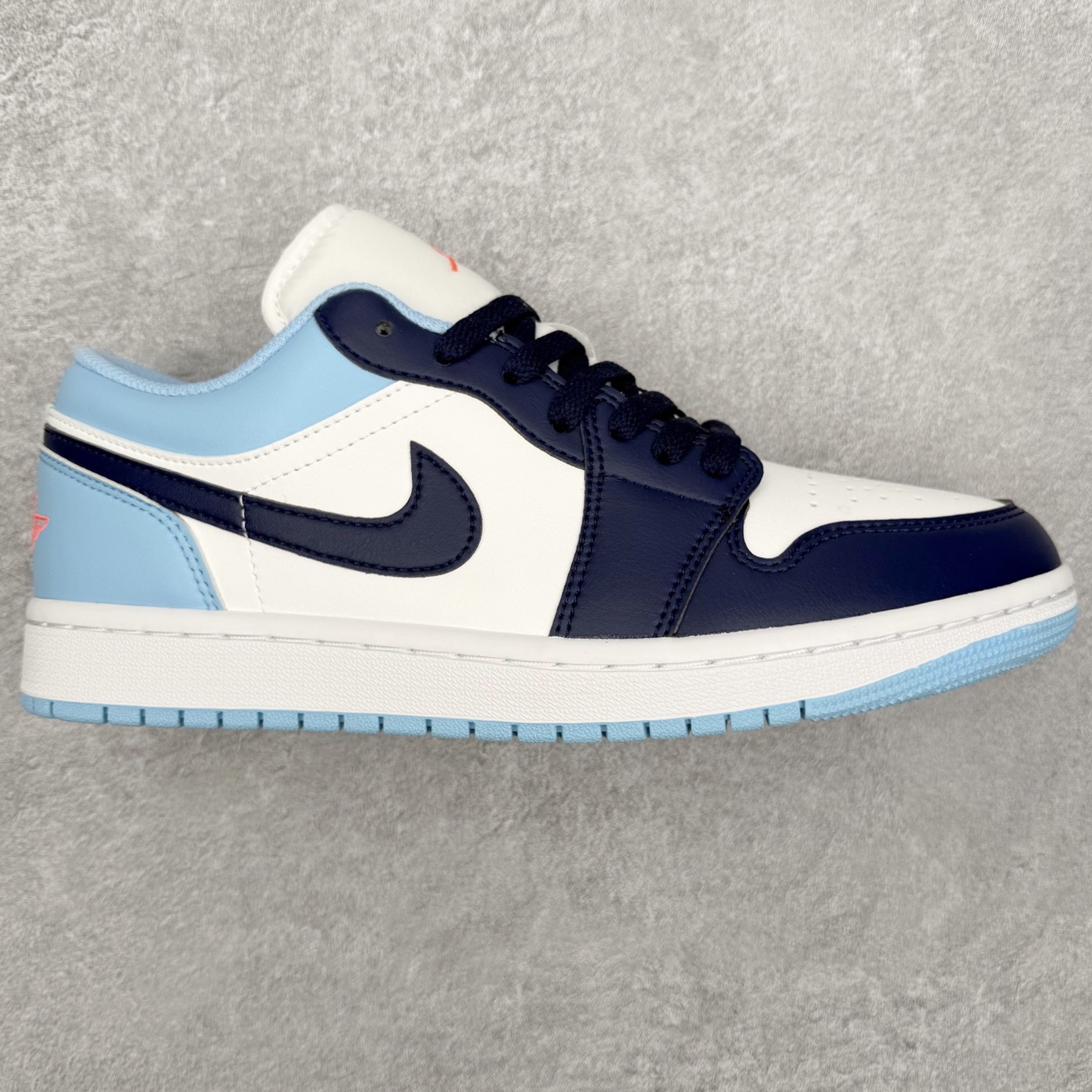 ＃小DT Air Jordan AJ1 Low 低帮系列 全新流水线出品 超强性价比 DT版本平替选择 市场第二梯队 全部原鞋开发 原楦原纸板开发 全鞋电脑针车 原厂内置全掌气垫 原盒内在原标 唯一Zp原版鞋带绑法 免检产品 全新2022版型 全头层皮料 完美零毛边处理 原厂配置全掌气垫 价格定位良心 几十个配色陆续出货 实拍调校N版已经零色差零失真 百分百还原实物色彩所见即所得 不存在货不对板色差等低级问题 选购参考实物拍摄 不混卖不参货 只用心做好货严格选品 承诺混一赔十 尺码：36 36.5 37.5 38 38.5 39 40 40.5 41 42 42.5 43 44 44.5 45 46-选品中心