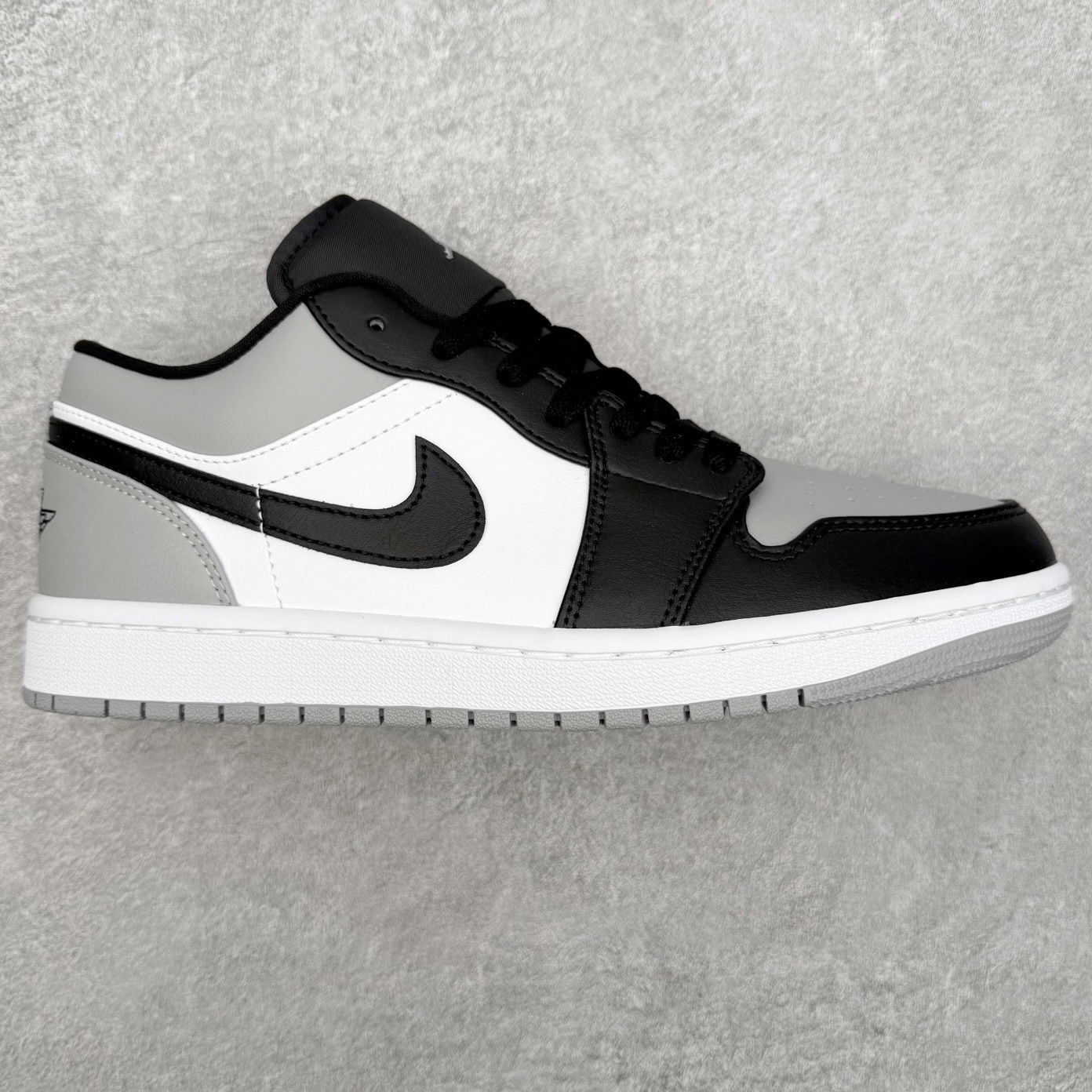 ＃小DT Air Jordan AJ1 Low 低帮系列 全新流水线出品 超强性价比 DT版本平替选择 市场第二梯队 全部原鞋开发 原楦原纸板开发 全鞋电脑针车 原厂内置全掌气垫 原盒内在原标 唯一Zp原版鞋带绑法 免检产品 全新2022版型 全头层皮料 完美零毛边处理 原厂配置全掌气垫 价格定位良心 几十个配色陆续出货 实拍调校N版已经零色差零失真 百分百还原实物色彩所见即所得 不存在货不对板色差等低级问题 选购参考实物拍摄 不混卖不参货 只用心做好货严格选品 承诺混一赔十 尺码：36 36.5 37.5 38 38.5 39 40 40.5 41 42 42.5 43 44 44.5 45 46-选品中心