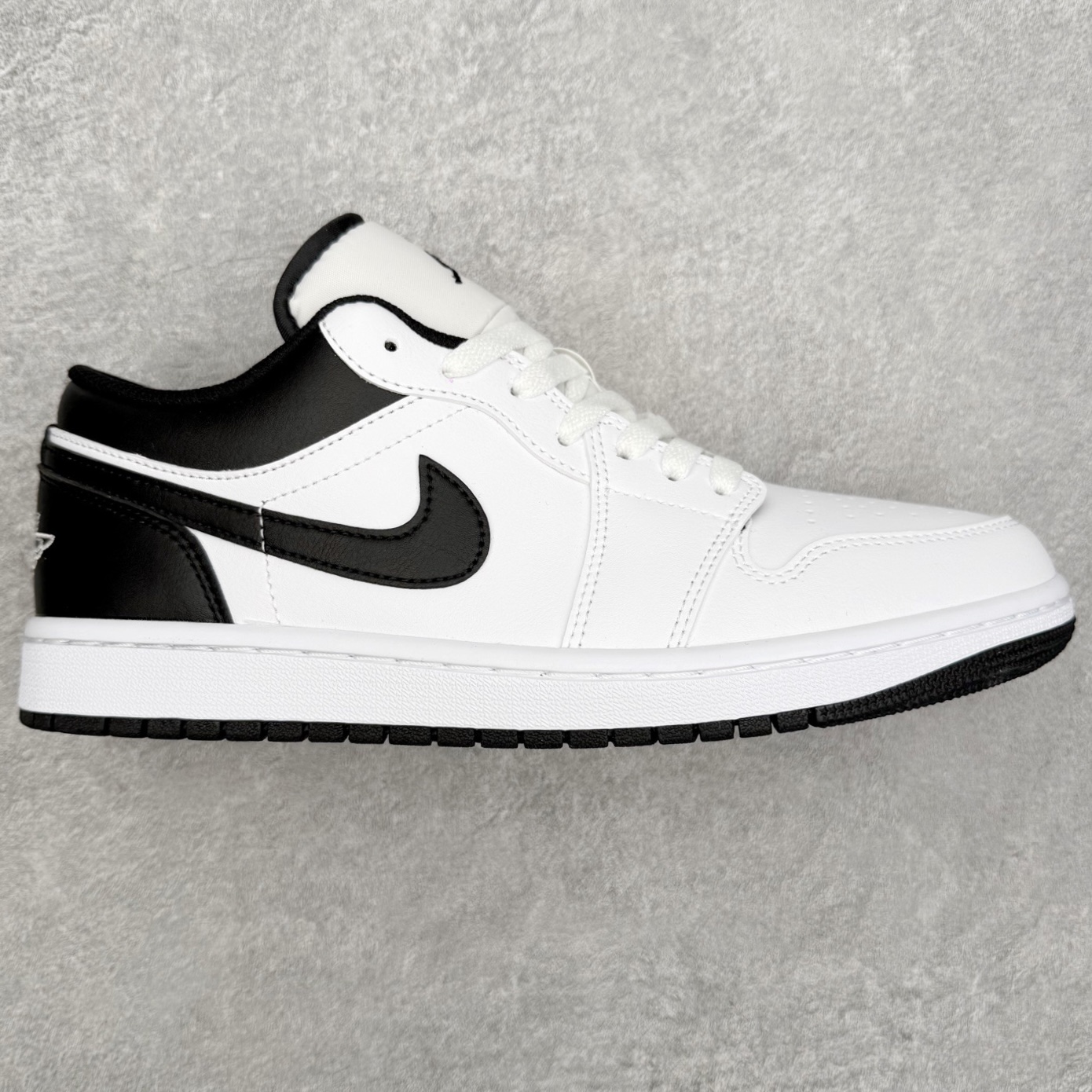 ＃小DT Air Jordan AJ1 Low 低帮系列 全新流水线出品 超强性价比 DT版本平替选择 市场第二梯队 全部原鞋开发 原楦原纸板开发 全鞋电脑针车 原厂内置全掌气垫 原盒内在原标 唯一Zp原版鞋带绑法 免检产品 全新2022版型 全头层皮料 完美零毛边处理 原厂配置全掌气垫 价格定位良心 几十个配色陆续出货 实拍调校N版已经零色差零失真 百分百还原实物色彩所见即所得 不存在货不对板色差等低级问题 选购参考实物拍摄 不混卖不参货 只用心做好货严格选品 承诺混一赔十 尺码：36 36.5 37.5 38 38.5 39 40 40.5 41 42 42.5 43 44 44.5 45 46-选品中心