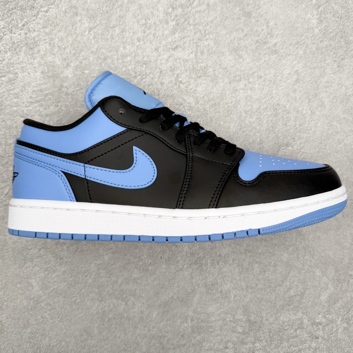 ＃小DT Air Jordan AJ1 Low 低帮系列 全新流水线出品 超强性价比 DT版本平替选择 市场第二梯队 全部原鞋开发 原楦原纸板开发 全鞋电脑针车 原厂内置全掌气垫 原盒内在原标 唯一Zp原版鞋带绑法 免检产品 全新2022版型 全头层皮料 完美零毛边处理 原厂配置全掌气垫 价格定位良心 几十个配色陆续出货 实拍调校N版已经零色差零失真 百分百还原实物色彩所见即所得 不存在货不对板色差等低级问题 选购参考实物拍摄 不混卖不参货 只用心做好货严格选品 承诺混一赔十 尺码：36 36.5 37.5 38 38.5 39 40 40.5 41 42 42.5 43 44 44.5 45 46-选品中心