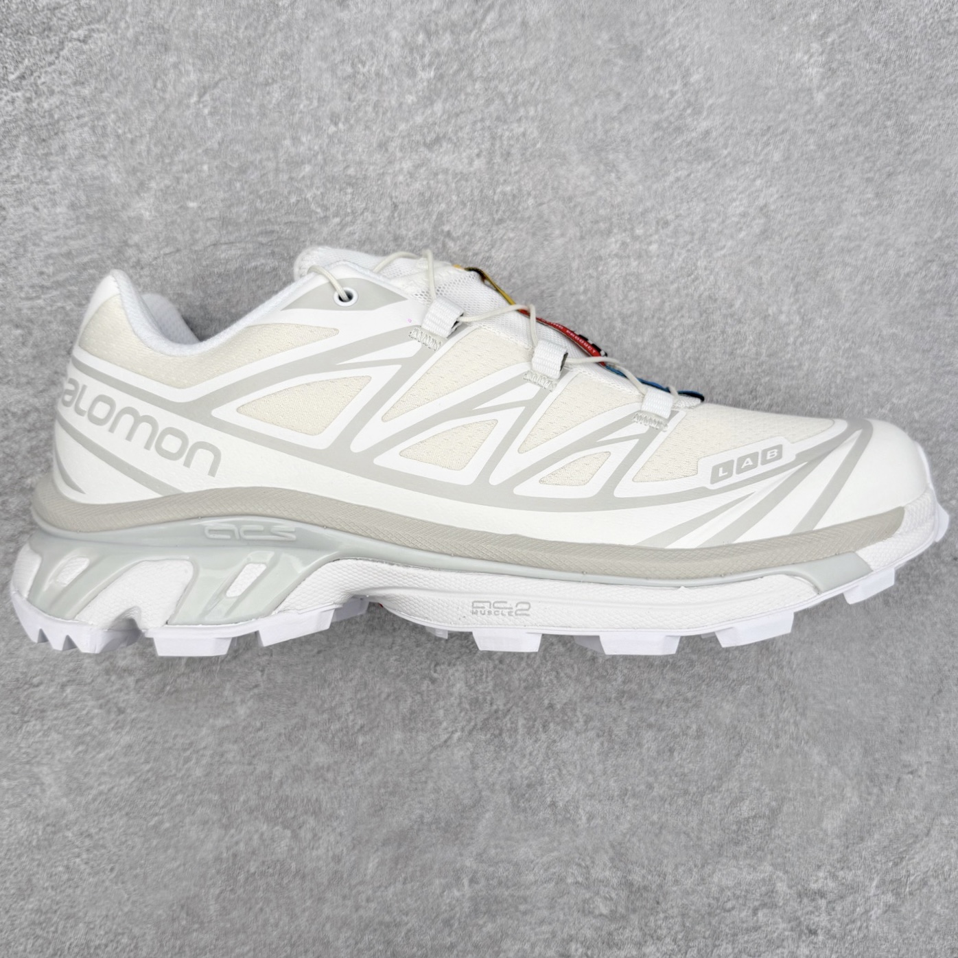 Salomon XT-6 萨洛蒙复古潮流户外机能登山跑鞋 纯原外贸平台特供订单 耗时半年巨作 全套原纸板楦头开发 原厂特供网布配套加持 确保原汁原味 完美呈现版型 原档数据独家私模五层组合大底 男女鞋同步官方开发至46.5 原装Ortholite轻量化鞋垫 中底布带钢印编号 原厂TPU锁扣 进口港宝加持 后跟自然饱满 还原公司包裹性 鞋面以“锯齿”状的包裹系统呈现 在基色底之下加入了各种色点缀 将公司的最新技术和时尚前卫的造型融入耐用的长跑款式中 鞋面由 TPU 薄膜制成 并焊接在高耐磨网眼上 使其既时尚又坚固 由 ACS底盘支撑 可增强稳定性和支撑力 以及由橡胶凸耳 Contragrip外底覆盖的 EVA 缓冲中底 旨在应对崎岖的地形 鞋舌上的彩色Salomon 标签、Quicklace 系统以及鞋头、鞋舌和鞋跟上的附加品牌使细节更加完美 让穿着者可以轻松驾驭户外与通勤下的任何运动生活场景 无缝鞋身户外随意纵横 颜值与脚感兼备 出街通勤 绝对非常吸睛 你值得拥有 尺码：36 36.5 37.5 38 38.5 39 40 40.5 41 42 42.5 43 44 44.5 45 注意：偏小1码-选品中心