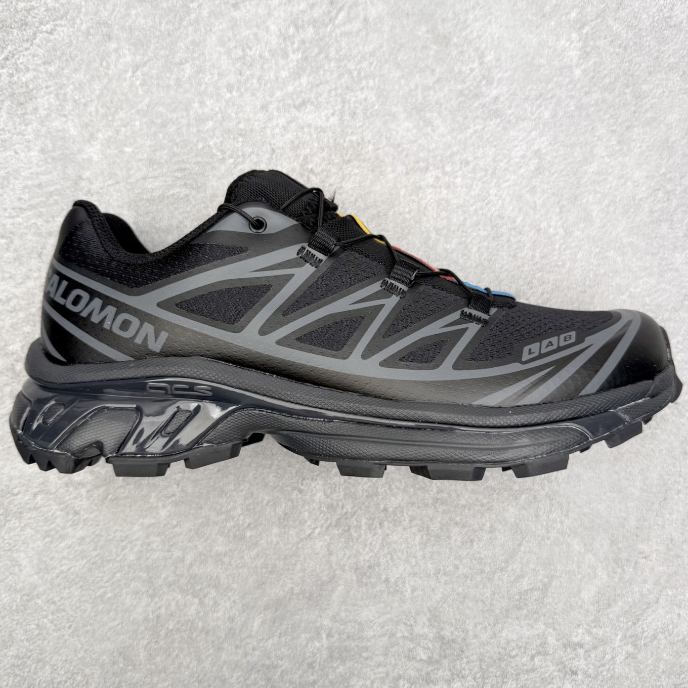 Salomon XT-6 萨洛蒙复古潮流户外机能登山跑鞋 纯原外贸平台特供订单 耗时半年巨作 全套原纸板楦头开发 原厂特供网布配套加持 确保原汁原味 完美呈现版型 原档数据独家私模五层组合大底 男女鞋同步官方开发至46.5 原装Ortholite轻量化鞋垫 中底布带钢印编号 原厂TPU锁扣 进口港宝加持 后跟自然饱满 还原公司包裹性 鞋面以“锯齿”状的包裹系统呈现 在基色底之下加入了各种色点缀 将公司的最新技术和时尚前卫的造型融入耐用的长跑款式中 鞋面由 TPU 薄膜制成 并焊接在高耐磨网眼上 使其既时尚又坚固 由 ACS底盘支撑 可增强稳定性和支撑力 以及由橡胶凸耳 Contragrip外底覆盖的 EVA 缓冲中底 旨在应对崎岖的地形 鞋舌上的彩色Salomon 标签、Quicklace 系统以及鞋头、鞋舌和鞋跟上的附加品牌使细节更加完美 让穿着者可以轻松驾驭户外与通勤下的任何运动生活场景 无缝鞋身户外随意纵横 颜值与脚感兼备 出街通勤 绝对非常吸睛 你值得拥有 尺码：36 36.5 37.5 38 38.5 39 40 40.5 41 42 42.5 43 44 44.5 45 注意：偏小1码-选品中心