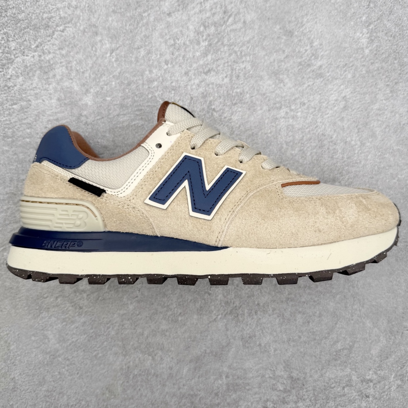 NB新百伦New Balance U574升级版系列低帮复古休闲运动慢跑鞋 新版NB574，妥妥美产既视感有木有。相较传统574，新版鞋跟及鞋面设计自带9系美产既视感！鞋面、内衬质感以及穿着体验更加！鞋型更流畅和饱满,鞋底增添了风格的多样化!底部升级橡胶颗粒大底,更防滑耐磨,上脚后感觉柔软且舒适。尺码：36 36.5 37.5 38 38.5 39.5 40 40.5 41.5 42 42.5 43 44 45-选品中心