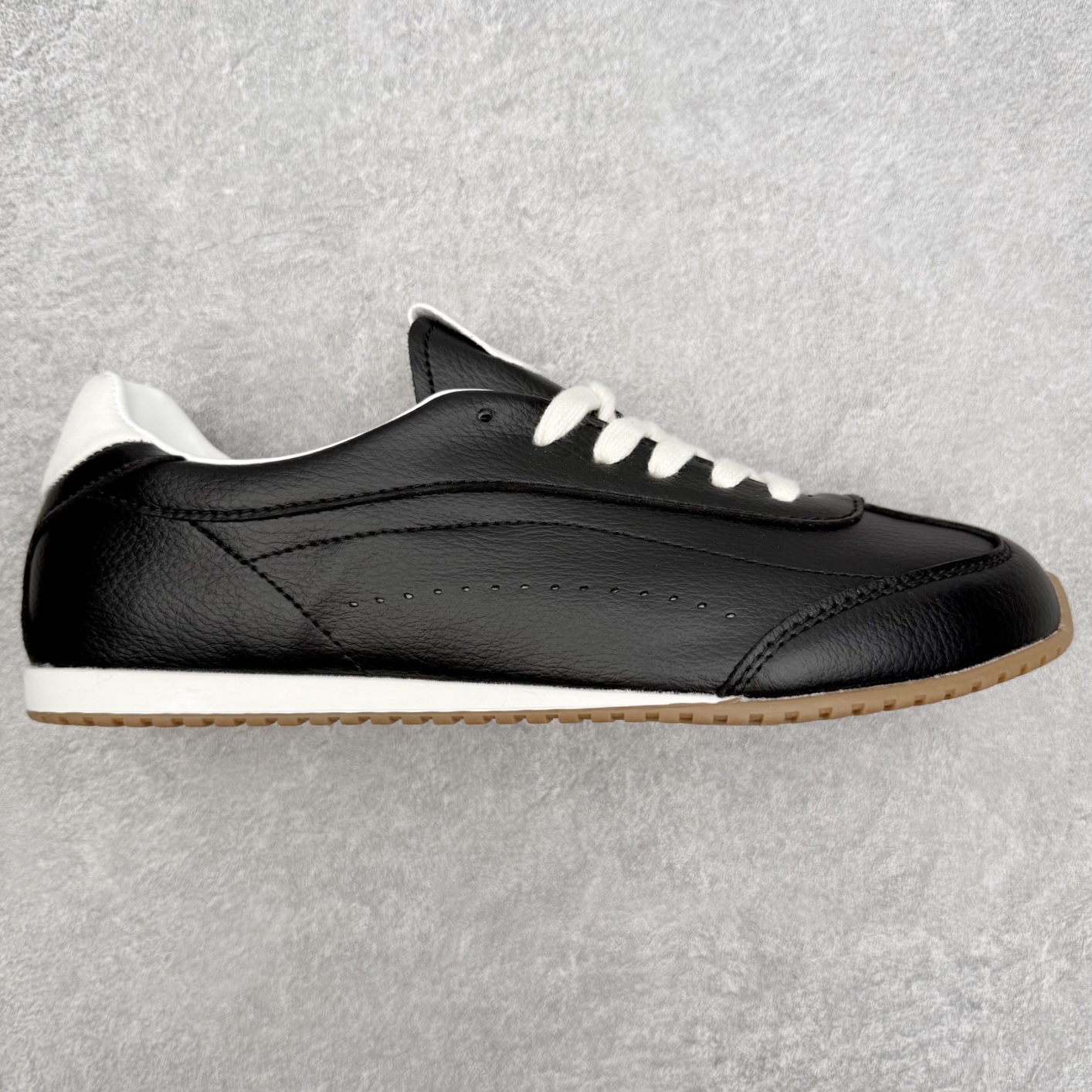 Alo yoga Sunset 舒适生活休闲鞋 男女同款 品牌故事Alo Yoga于2007年创立于洛杉矶，意在传播有意识的运动，同时激发人们的健康识与创造力。品牌的核心理念在于制作能够带来完美体验的瑜伽服饰与功能性单品，让有意识的运动融入并改变生活。Alo Yoga将其设计延伸到日常服饰概念，坚持不懈地捕捉当代时尚潮流，将品牌的运动美学理念、精致前卫的设计与舒适功能面料完美结合。与此同时，Alo Yoga的设计受到了时尚界人士与名人们的追捧，Talor Swift、Kendall Jenner等街拍照片中都曾出现品牌不同单品的身影。实拍调校N版已经零色差零失真 百分百还原实物色彩所见即所得 不存在货不对板色差等低级问题 选购参考实物拍摄 不混卖不参货 只用心做好货严格选品 承诺混一赔十 尺码：36 36.5 37.5 38 38.5 39 40 40.5 41 42 42.5 43 44 44.5 45-选品中心