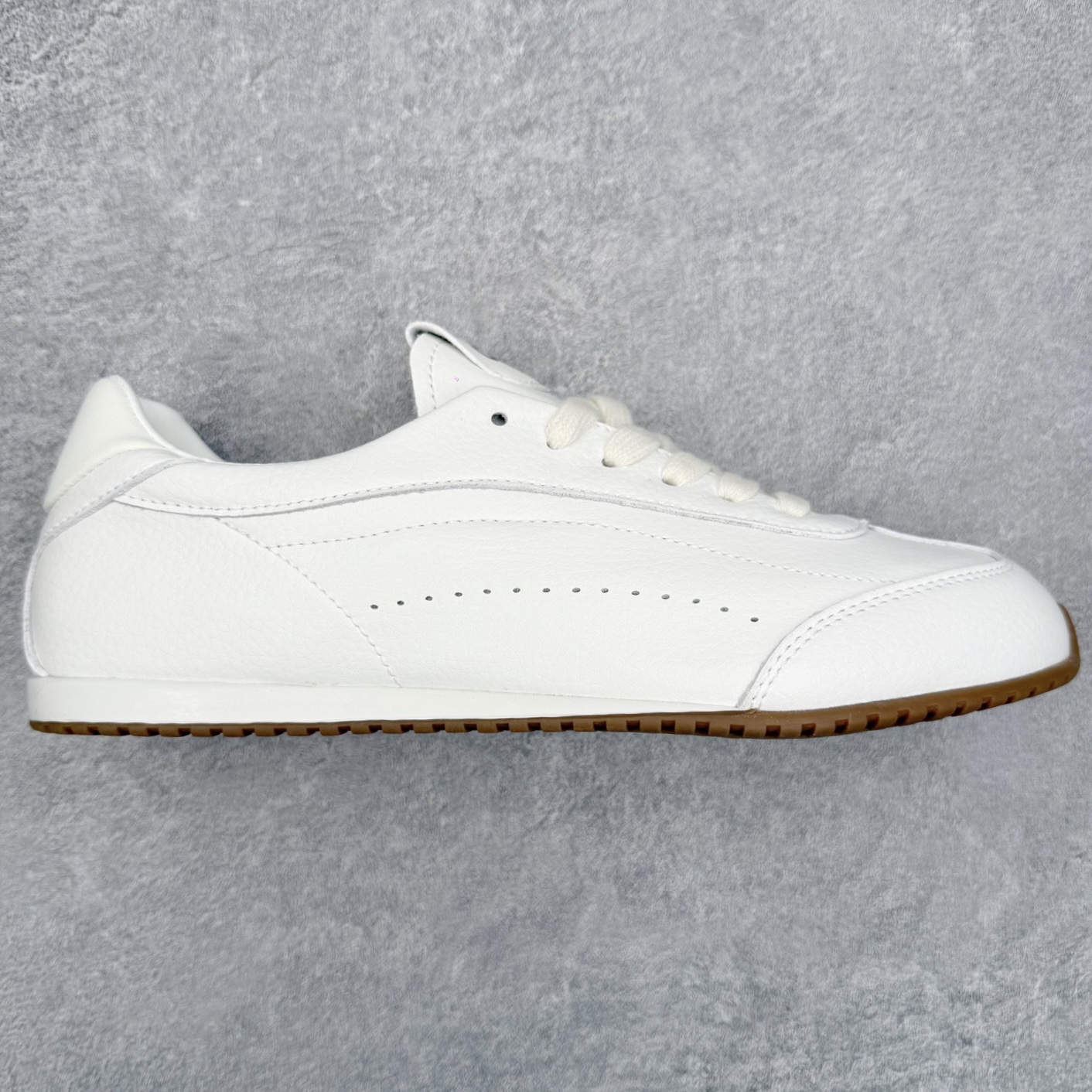 Alo yoga Sunset 舒适生活休闲鞋 男女同款 品牌故事Alo Yoga于2007年创立于洛杉矶，意在传播有意识的运动，同时激发人们的健康识与创造力。品牌的核心理念在于制作能够带来完美体验的瑜伽服饰与功能性单品，让有意识的运动融入并改变生活。Alo Yoga将其设计延伸到日常服饰概念，坚持不懈地捕捉当代时尚潮流，将品牌的运动美学理念、精致前卫的设计与舒适功能面料完美结合。与此同时，Alo Yoga的设计受到了时尚界人士与名人们的追捧，Talor Swift、Kendall Jenner等街拍照片中都曾出现品牌不同单品的身影。实拍调校N版已经零色差零失真 百分百还原实物色彩所见即所得 不存在货不对板色差等低级问题 选购参考实物拍摄 不混卖不参货 只用心做好货严格选品 承诺混一赔十 尺码：36 36.5 37.5 38 38.5 39 40 40.5 41 42 42.5 43 44 44.5 45-选品中心