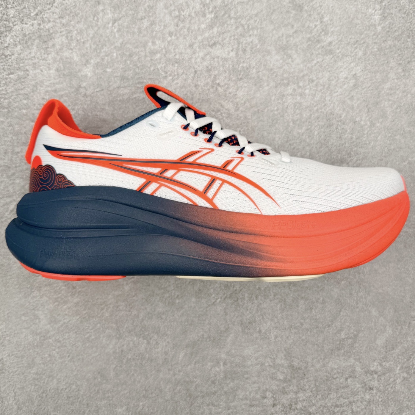 Asics GEL-Nimbus 28 亚瑟士缓震跑鞋 近年复古风潮的势头很旺 ASICS一直坚信保持身体的健康与活力是打造健康快乐的生活方式的最佳途径 ASICS为复古鞋型注入新设计 为玩家的街头穿搭提供了更多可能 GEL-NIMBUSTM9运动鞋最初是为中立和仰卧跑步者设计的长距离训练器 采用原始材料和关键细节重新设计 其Y2K时代的工业外观也被大胆的对比和色块所抵消 尺码：36 36.5 37.5 38 38.5 39 40 40.5 41.5 42 42.5 43.5 44 44.5 45-选品中心