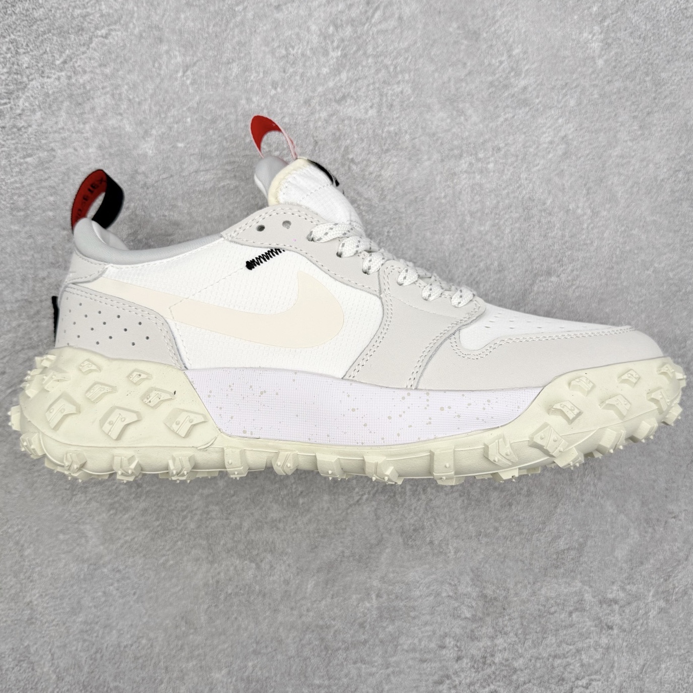 Air Jordan AJ1 Element Gore-Tex 经典耐用 低帮跑步鞋 米白 FV4227-003 鞋款以经典的 Air Jordan 1 Low 为设计蓝本，在此基础上加入Gore-Tex 科技，增强鞋款户外性能的同时，增添帅气硬核气息 鞋面采用特殊材质打造，有助于防水防尘；后跟及鞋舌提环细节处注入GORE-TEX 标签加持，搭载布满硬核户外胶钉设计的鞋底，带来更强户外抓地力的同时，进一步确保户外性能 实拍调校N版已经零色差零失真 百分百还原实物色彩所见即所得 不存在货不对板色差等低级问题 选购参考实物拍摄 不混卖不参货 只用心做好货严格选品 承诺混一赔十 尺码：39 40 40.5 41 42 42.5 43 44 44.5 45-选品中心