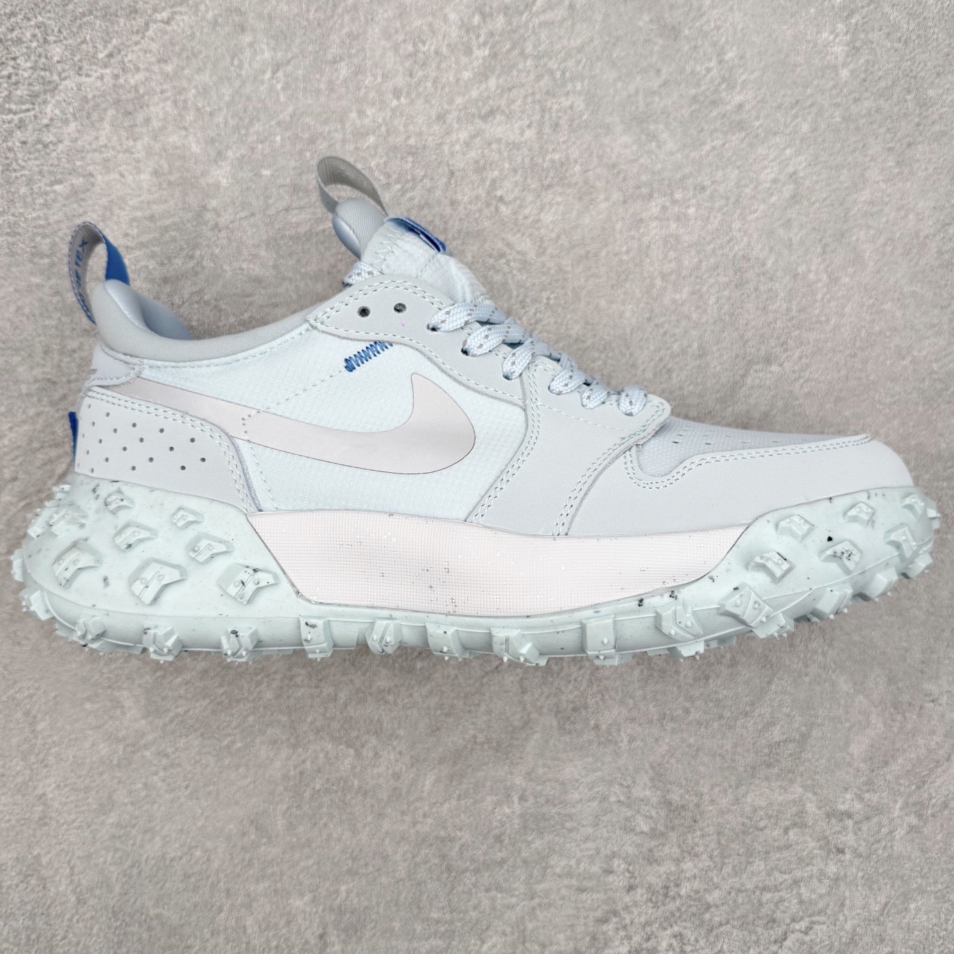 Air Jordan AJ1 Element Gore-Tex 经典耐用 低帮跑步鞋 冰川蓝 FV4227-400 鞋款以经典的 Air Jordan 1 Low 为设计蓝本，在此基础上加入Gore-Tex 科技，增强鞋款户外性能的同时，增添帅气硬核气息 鞋面采用特殊材质打造，有助于防水防尘；后跟及鞋舌提环细节处注入GORE-TEX 标签加持，搭载布满硬核户外胶钉设计的鞋底，带来更强户外抓地力的同时，进一步确保户外性能 实拍调校N版已经零色差零失真 百分百还原实物色彩所见即所得 不存在货不对板色差等低级问题 选购参考实物拍摄 不混卖不参货 只用心做好货严格选品 承诺混一赔十 尺码：39 40 40.5 41 42 42.5 43 44 44.5 45-选品中心