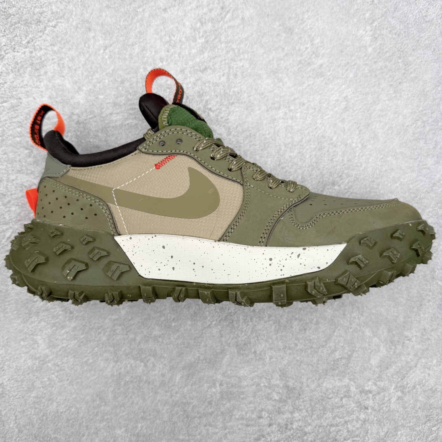 Air Jordan AJ1 Element Gore-Tex 经典耐用 低帮跑步鞋 橄榄绿 FV4227-201 鞋款以经典的 Air Jordan 1 Low 为设计蓝本，在此基础上加入Gore-Tex 科技，增强鞋款户外性能的同时，增添帅气硬核气息 鞋面采用特殊材质打造，有助于防水防尘；后跟及鞋舌提环细节处注入GORE-TEX 标签加持，搭载布满硬核户外胶钉设计的鞋底，带来更强户外抓地力的同时，进一步确保户外性能 实拍调校N版已经零色差零失真 百分百还原实物色彩所见即所得 不存在货不对板色差等低级问题 选购参考实物拍摄 不混卖不参货 只用心做好货严格选品 承诺混一赔十 尺码：39 40 40.5 41 42 42.5 43 44 44.5 45-选品中心