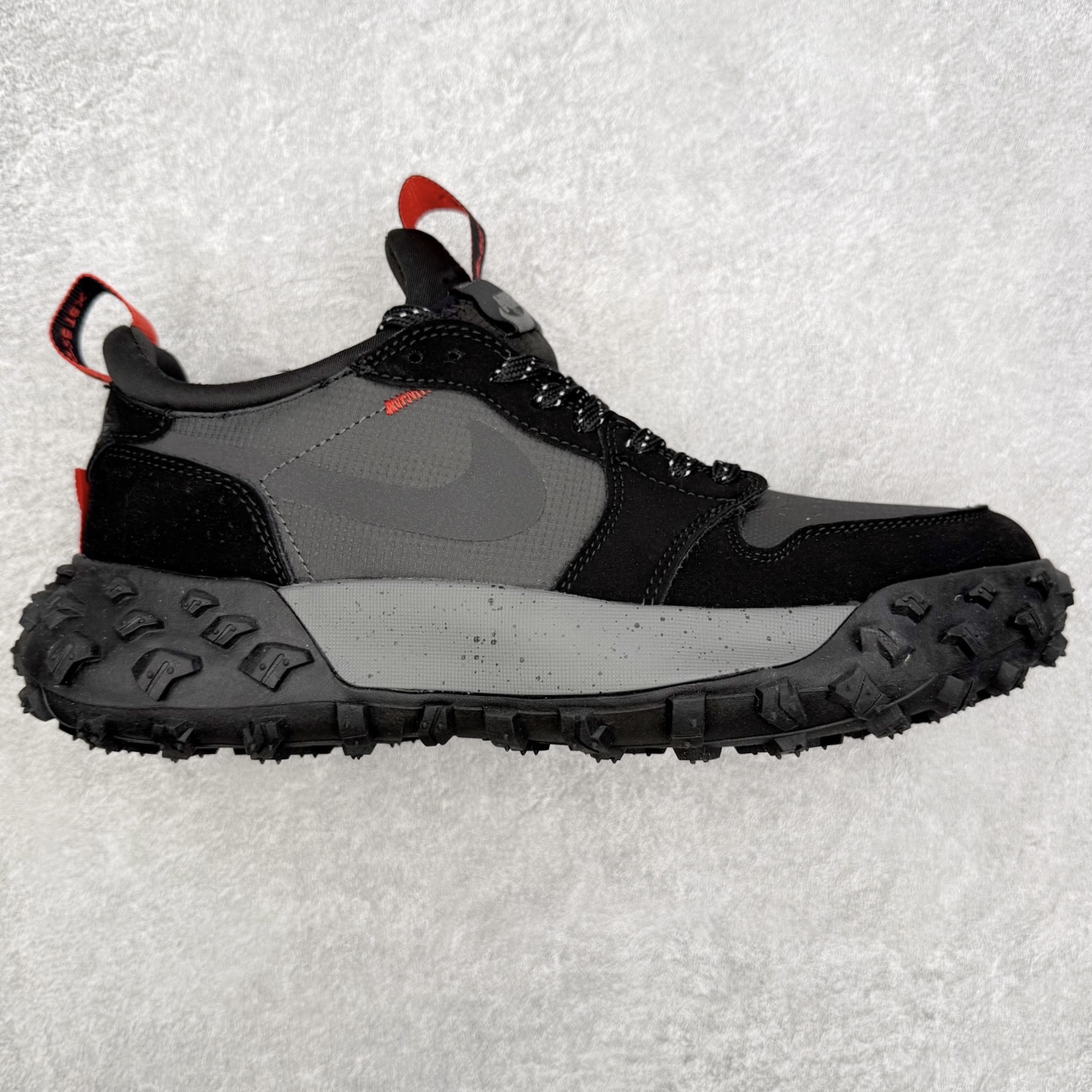 Air Jordan AJ1 Element Gore-Tex 经典耐用 低帮跑步鞋 黑白 FV4227-002 鞋款以经典的 Air Jordan 1 Low 为设计蓝本，在此基础上加入Gore-Tex 科技，增强鞋款户外性能的同时，增添帅气硬核气息 鞋面采用特殊材质打造，有助于防水防尘；后跟及鞋舌提环细节处注入GORE-TEX 标签加持，搭载布满硬核户外胶钉设计的鞋底，带来更强户外抓地力的同时，进一步确保户外性能 实拍调校N版已经零色差零失真 百分百还原实物色彩所见即所得 不存在货不对板色差等低级问题 选购参考实物拍摄 不混卖不参货 只用心做好货严格选品 承诺混一赔十 尺码：39 40 40.5 41 42 42.5 43 44 44.5 45-选品中心