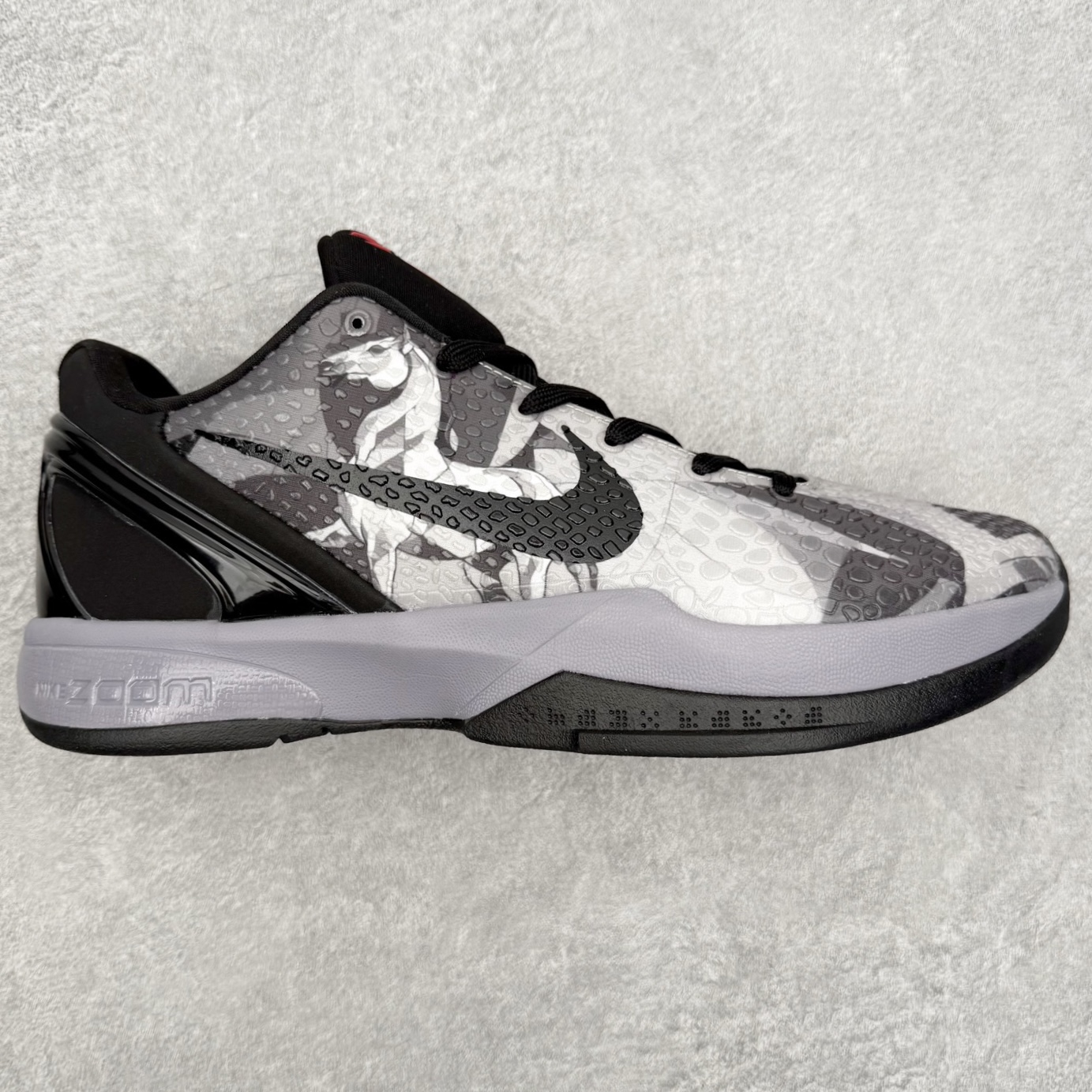 NK Zoom Kobe 6 Protro 科比六代实战篮球鞋 马年定制CYN配色 Eric Avar 这一次在设计中将轻盈发挥到了极致 鞋面采用了更加轻盈、更加强韧的创新的Flywire 2.0技术 球鞋重量更加轻质 重量仅为10.6盎司 内靴设计也使得穿着更加舒适 中底的配置则依日是可靠的zoom气垫和碳板的搭配 外底有个小细节令人十分喜欢 将纹路做成了心电图状 寓意科比对于篮球的喜爱 尺码：40 40.5 41 42 42.5 43 44 44.5 45 46-选品中心