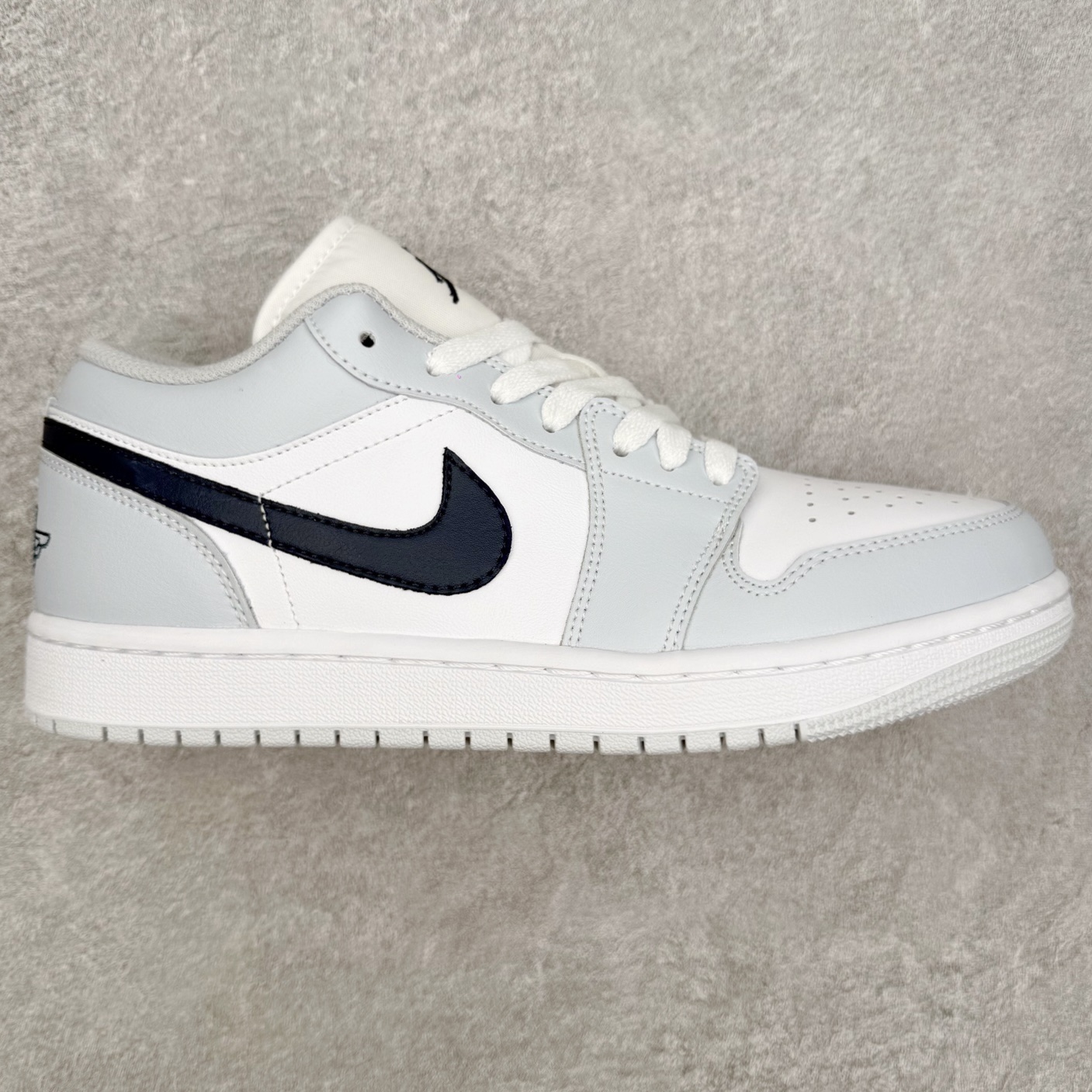 ＃K版 Air Jordan AJ1 Low 低帮 553558-400 全新流水线出品 DT版本唯一平替选择 市场第二梯队最强版 全部原鞋开发 原楦原纸板开发 全鞋电脑针车 原厂内置全掌气垫 原盒内在原标 唯一Zp原版鞋带绑法 免检产品 全新2022版型 全头层皮料 完美零毛边处理 原厂配置全掌气垫 价格定位良心 几十个配色陆续出货 实拍调校N版已经零色差零失真 百分百还原实物色彩所见即所得 不存在货不对板色差等低级问题 选购参考实物拍摄 不混卖不参货 只用心做好货严格选品 承诺混一赔十 尺码：36 36.5 37.5 38 38.5 39 40 40.5 41 42 42.5 43 44 44.5 45-选品中心