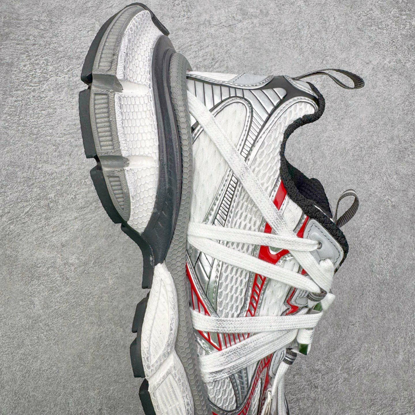 图片[6]-＃VG零售版 BALENCIAGA 3XL Sneakers 巴黎世家十代网布系带低帮走秀复古老爹鞋 全套原纸板楦头开发 最原汁原味的灵魂版型 全鞋荧光划线卡点 胶水把控整洁度追求极致完美 每一双都是工艺品 多重QC质检 超越公司货的品控标准 实实在在的免检产品 原盒原配 正确字体电绣 粗细、位置、大小正确 侧边TPU 透气孔匹配意产原版 正确分离大底 TPU软底 原版一致大底LOGO 立体感十足 原厂皮料水洗做旧 采购原厂网纱 不含皮革 网布材料和聚氨酯 磨损效果 鞋头边缘和后帮 Balenciaga 徽标 鞋面和后跟凸印尺码 鞋舌 3XL 橡胶品牌标识和反光细节 鞋帮拉袢和鞋舌拉祥 配反光细节 备用鞋带在鞋履前侧 可在穿着前取下 便于不同造型搭配 正常尺码 尺码：35 36 37 38 39 40 41 42 43 44 45 46-选品中心