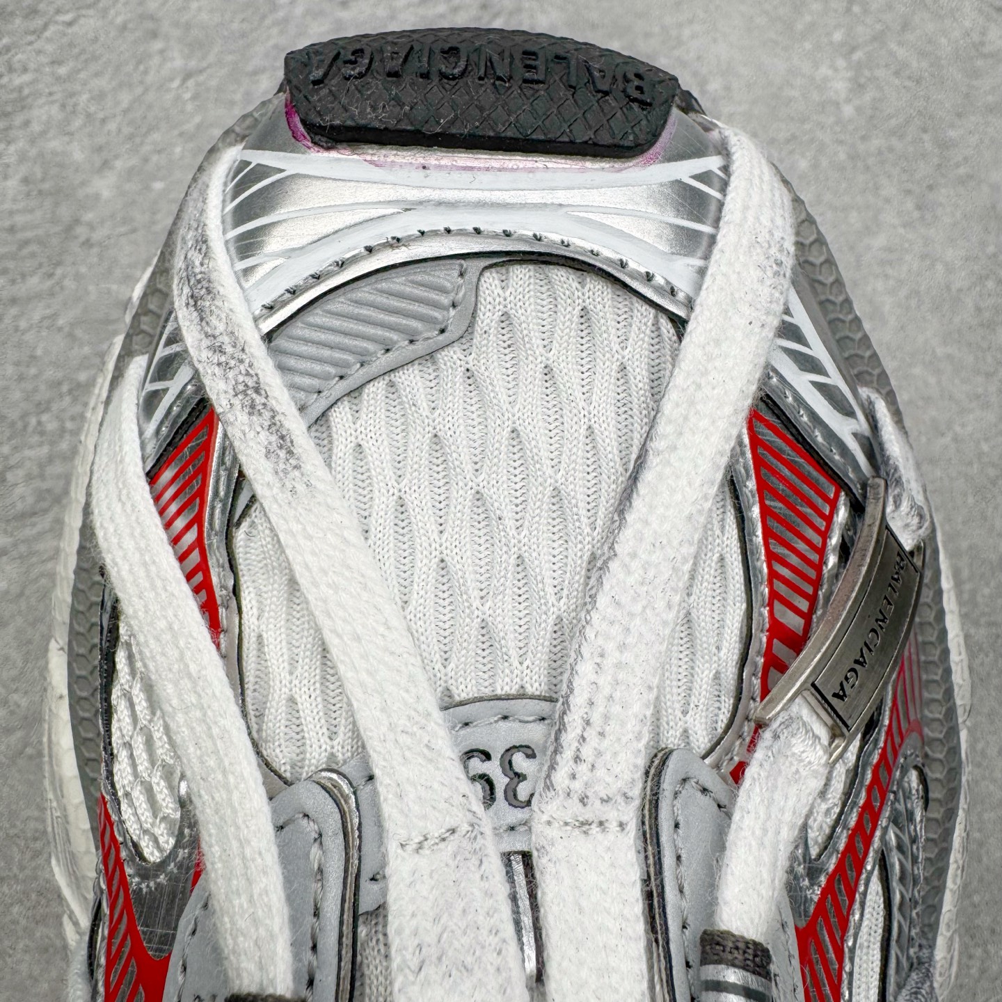 图片[14]-＃VG零售版 BALENCIAGA 3XL Sneakers 巴黎世家十代网布系带低帮走秀复古老爹鞋 全套原纸板楦头开发 最原汁原味的灵魂版型 全鞋荧光划线卡点 胶水把控整洁度追求极致完美 每一双都是工艺品 多重QC质检 超越公司货的品控标准 实实在在的免检产品 原盒原配 正确字体电绣 粗细、位置、大小正确 侧边TPU 透气孔匹配意产原版 正确分离大底 TPU软底 原版一致大底LOGO 立体感十足 原厂皮料水洗做旧 采购原厂网纱 不含皮革 网布材料和聚氨酯 磨损效果 鞋头边缘和后帮 Balenciaga 徽标 鞋面和后跟凸印尺码 鞋舌 3XL 橡胶品牌标识和反光细节 鞋帮拉袢和鞋舌拉祥 配反光细节 备用鞋带在鞋履前侧 可在穿着前取下 便于不同造型搭配 正常尺码 尺码：35 36 37 38 39 40 41 42 43 44 45 46-选品中心