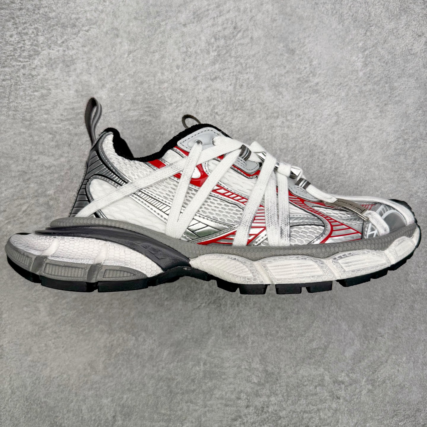 ＃VG零售版 BALENCIAGA 3XL Sneakers 巴黎世家十代网布系带低帮走秀复古老爹鞋 全套原纸板楦头开发 最原汁原味的灵魂版型 全鞋荧光划线卡点 胶水把控整洁度追求极致完美 每一双都是工艺品 多重QC质检 超越公司货的品控标准 实实在在的免检产品 原盒原配 正确字体电绣 粗细、位置、大小正确 侧边TPU 透气孔匹配意产原版 正确分离大底 TPU软底 原版一致大底LOGO 立体感十足 原厂皮料水洗做旧 采购原厂网纱 不含皮革 网布材料和聚氨酯 磨损效果 鞋头边缘和后帮 Balenciaga 徽标 鞋面和后跟凸印尺码 鞋舌 3XL 橡胶品牌标识和反光细节 鞋帮拉袢和鞋舌拉祥 配反光细节 备用鞋带在鞋履前侧 可在穿着前取下 便于不同造型搭配 正常尺码 尺码：35 36 37 38 39 40 41 42 43 44 45 46-选品中心