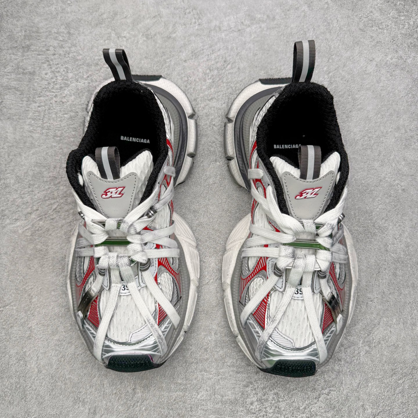 图片[2]-＃VG零售版 BALENCIAGA 3XL Sneakers 巴黎世家十代网布系带低帮走秀复古老爹鞋 全套原纸板楦头开发 最原汁原味的灵魂版型 全鞋荧光划线卡点 胶水把控整洁度追求极致完美 每一双都是工艺品 多重QC质检 超越公司货的品控标准 实实在在的免检产品 原盒原配 正确字体电绣 粗细、位置、大小正确 侧边TPU 透气孔匹配意产原版 正确分离大底 TPU软底 原版一致大底LOGO 立体感十足 原厂皮料水洗做旧 采购原厂网纱 不含皮革 网布材料和聚氨酯 磨损效果 鞋头边缘和后帮 Balenciaga 徽标 鞋面和后跟凸印尺码 鞋舌 3XL 橡胶品牌标识和反光细节 鞋帮拉袢和鞋舌拉祥 配反光细节 备用鞋带在鞋履前侧 可在穿着前取下 便于不同造型搭配 正常尺码 尺码：35 36 37 38 39 40 41 42 43 44 45 46-选品中心