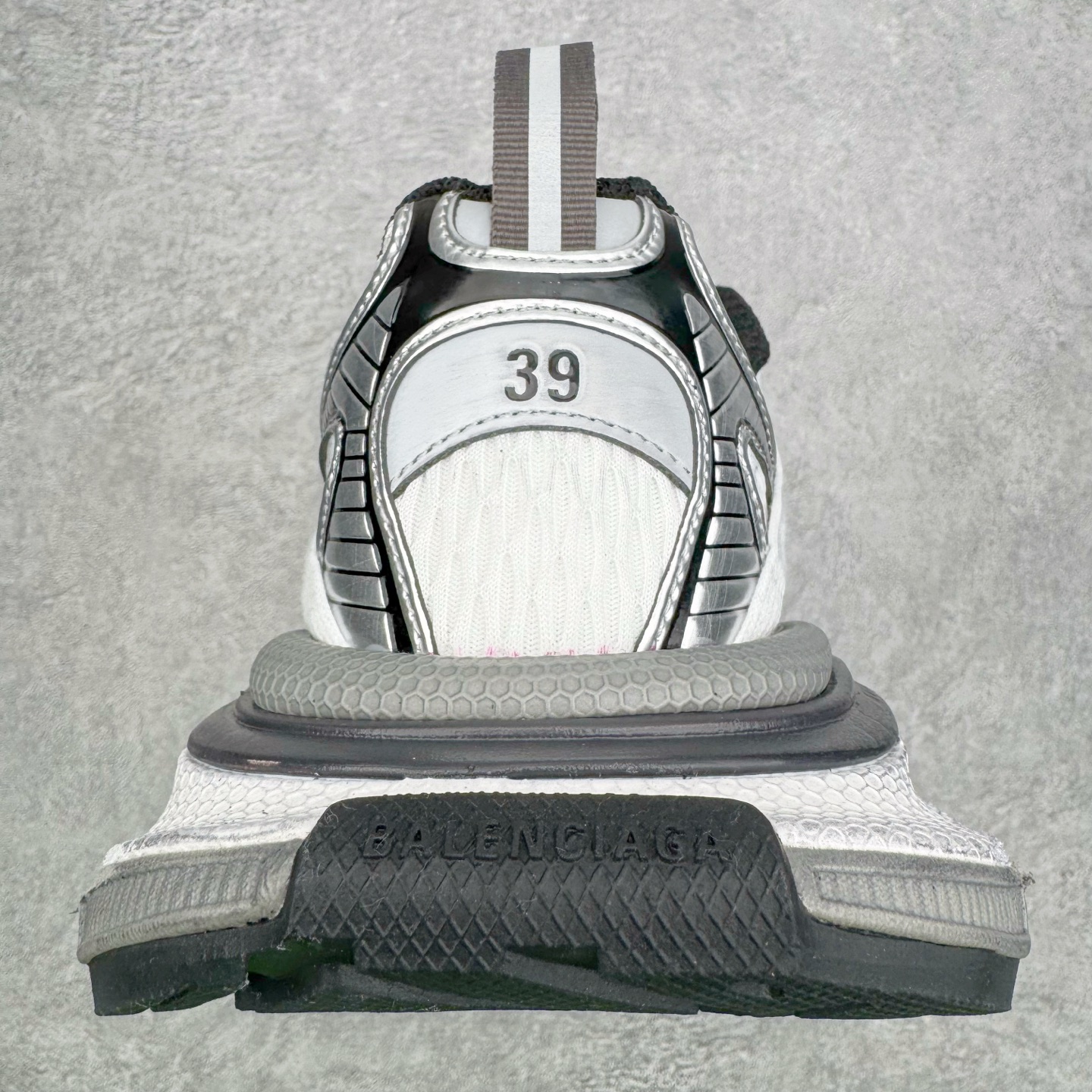 图片[8]-＃VG零售版 BALENCIAGA 3XL Sneakers 巴黎世家十代网布系带低帮走秀复古老爹鞋 全套原纸板楦头开发 最原汁原味的灵魂版型 全鞋荧光划线卡点 胶水把控整洁度追求极致完美 每一双都是工艺品 多重QC质检 超越公司货的品控标准 实实在在的免检产品 原盒原配 正确字体电绣 粗细、位置、大小正确 侧边TPU 透气孔匹配意产原版 正确分离大底 TPU软底 原版一致大底LOGO 立体感十足 原厂皮料水洗做旧 采购原厂网纱 不含皮革 网布材料和聚氨酯 磨损效果 鞋头边缘和后帮 Balenciaga 徽标 鞋面和后跟凸印尺码 鞋舌 3XL 橡胶品牌标识和反光细节 鞋帮拉袢和鞋舌拉祥 配反光细节 备用鞋带在鞋履前侧 可在穿着前取下 便于不同造型搭配 正常尺码 尺码：35 36 37 38 39 40 41 42 43 44 45 46-选品中心