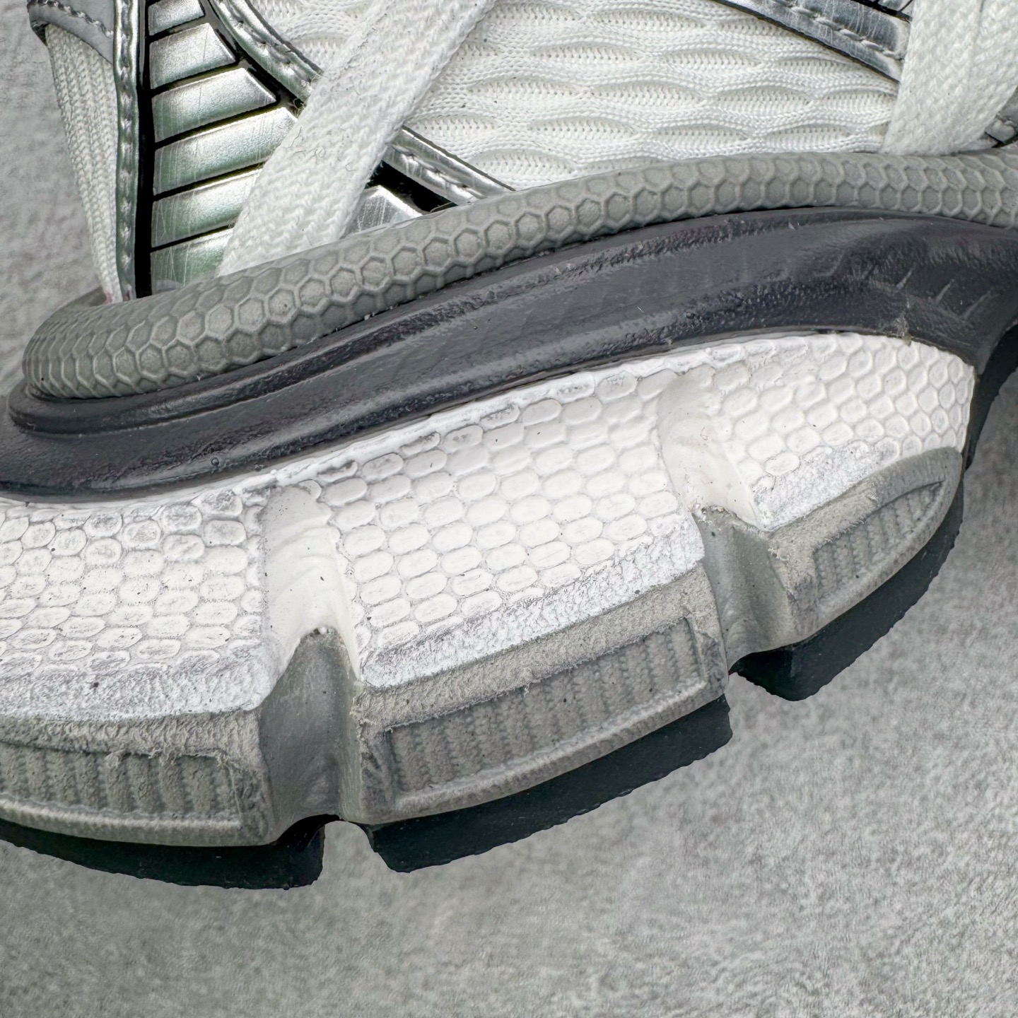 图片[13]-＃VG零售版 BALENCIAGA 3XL Sneakers 巴黎世家十代网布系带低帮走秀复古老爹鞋 全套原纸板楦头开发 最原汁原味的灵魂版型 全鞋荧光划线卡点 胶水把控整洁度追求极致完美 每一双都是工艺品 多重QC质检 超越公司货的品控标准 实实在在的免检产品 原盒原配 正确字体电绣 粗细、位置、大小正确 侧边TPU 透气孔匹配意产原版 正确分离大底 TPU软底 原版一致大底LOGO 立体感十足 原厂皮料水洗做旧 采购原厂网纱 不含皮革 网布材料和聚氨酯 磨损效果 鞋头边缘和后帮 Balenciaga 徽标 鞋面和后跟凸印尺码 鞋舌 3XL 橡胶品牌标识和反光细节 鞋帮拉袢和鞋舌拉祥 配反光细节 备用鞋带在鞋履前侧 可在穿着前取下 便于不同造型搭配 正常尺码 尺码：35 36 37 38 39 40 41 42 43 44 45 46-选品中心