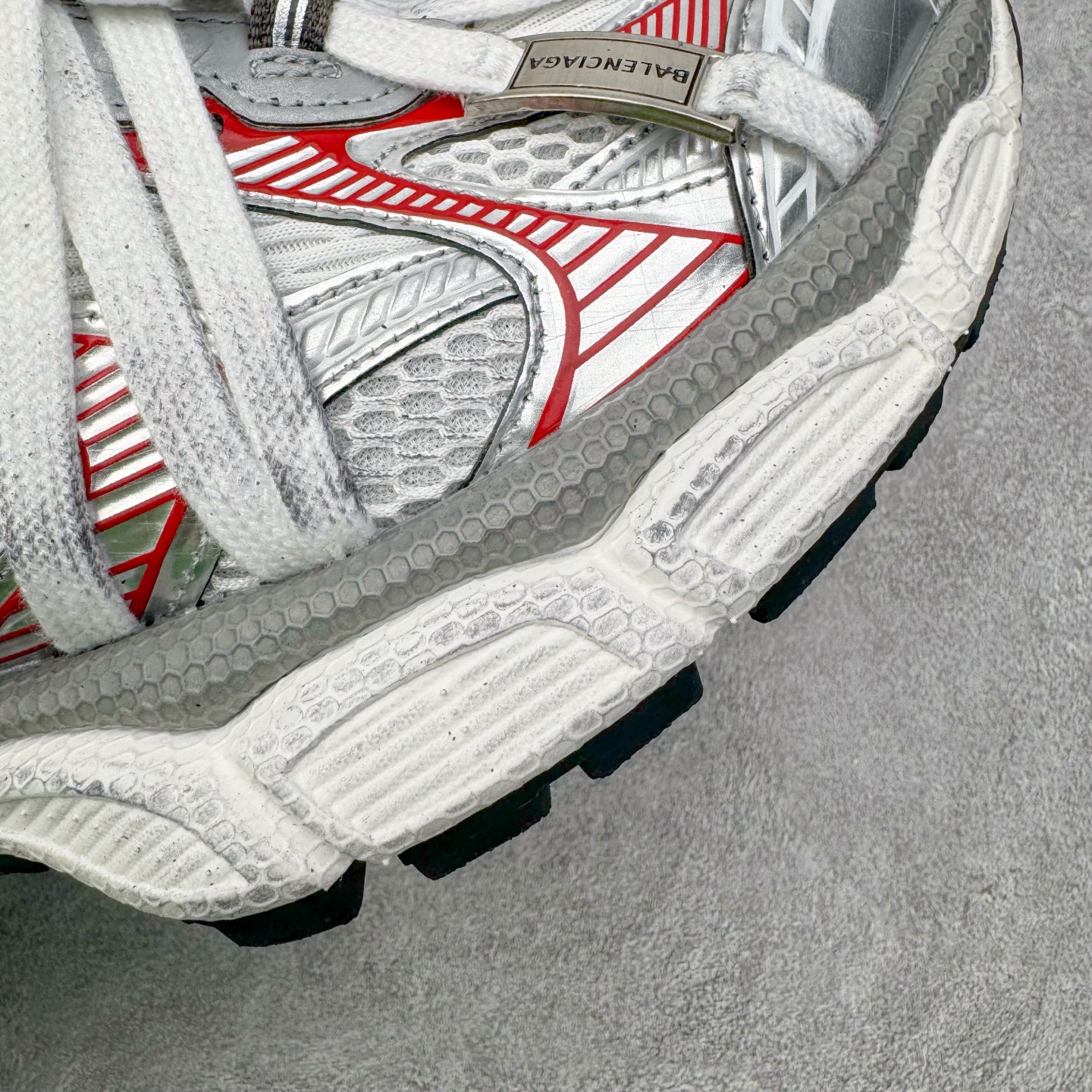 图片[11]-＃VG零售版 BALENCIAGA 3XL Sneakers 巴黎世家十代网布系带低帮走秀复古老爹鞋 全套原纸板楦头开发 最原汁原味的灵魂版型 全鞋荧光划线卡点 胶水把控整洁度追求极致完美 每一双都是工艺品 多重QC质检 超越公司货的品控标准 实实在在的免检产品 原盒原配 正确字体电绣 粗细、位置、大小正确 侧边TPU 透气孔匹配意产原版 正确分离大底 TPU软底 原版一致大底LOGO 立体感十足 原厂皮料水洗做旧 采购原厂网纱 不含皮革 网布材料和聚氨酯 磨损效果 鞋头边缘和后帮 Balenciaga 徽标 鞋面和后跟凸印尺码 鞋舌 3XL 橡胶品牌标识和反光细节 鞋帮拉袢和鞋舌拉祥 配反光细节 备用鞋带在鞋履前侧 可在穿着前取下 便于不同造型搭配 正常尺码 尺码：35 36 37 38 39 40 41 42 43 44 45 46-选品中心