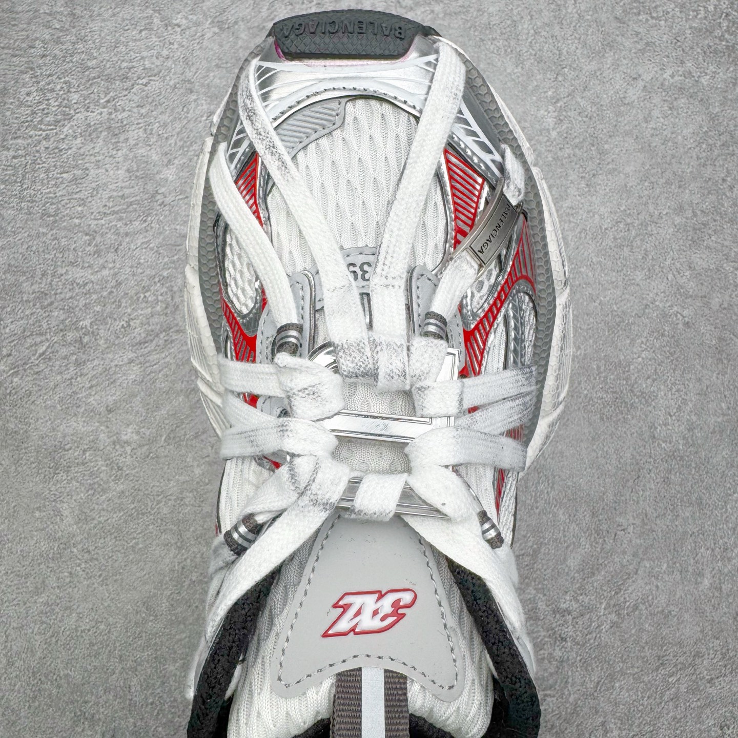 图片[4]-＃VG零售版 BALENCIAGA 3XL Sneakers 巴黎世家十代网布系带低帮走秀复古老爹鞋 全套原纸板楦头开发 最原汁原味的灵魂版型 全鞋荧光划线卡点 胶水把控整洁度追求极致完美 每一双都是工艺品 多重QC质检 超越公司货的品控标准 实实在在的免检产品 原盒原配 正确字体电绣 粗细、位置、大小正确 侧边TPU 透气孔匹配意产原版 正确分离大底 TPU软底 原版一致大底LOGO 立体感十足 原厂皮料水洗做旧 采购原厂网纱 不含皮革 网布材料和聚氨酯 磨损效果 鞋头边缘和后帮 Balenciaga 徽标 鞋面和后跟凸印尺码 鞋舌 3XL 橡胶品牌标识和反光细节 鞋帮拉袢和鞋舌拉祥 配反光细节 备用鞋带在鞋履前侧 可在穿着前取下 便于不同造型搭配 正常尺码 尺码：35 36 37 38 39 40 41 42 43 44 45 46-选品中心