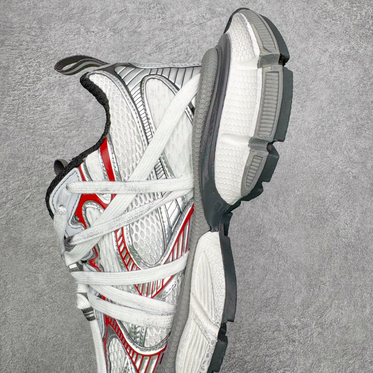 图片[7]-＃VG零售版 BALENCIAGA 3XL Sneakers 巴黎世家十代网布系带低帮走秀复古老爹鞋 全套原纸板楦头开发 最原汁原味的灵魂版型 全鞋荧光划线卡点 胶水把控整洁度追求极致完美 每一双都是工艺品 多重QC质检 超越公司货的品控标准 实实在在的免检产品 原盒原配 正确字体电绣 粗细、位置、大小正确 侧边TPU 透气孔匹配意产原版 正确分离大底 TPU软底 原版一致大底LOGO 立体感十足 原厂皮料水洗做旧 采购原厂网纱 不含皮革 网布材料和聚氨酯 磨损效果 鞋头边缘和后帮 Balenciaga 徽标 鞋面和后跟凸印尺码 鞋舌 3XL 橡胶品牌标识和反光细节 鞋帮拉袢和鞋舌拉祥 配反光细节 备用鞋带在鞋履前侧 可在穿着前取下 便于不同造型搭配 正常尺码 尺码：35 36 37 38 39 40 41 42 43 44 45 46-选品中心