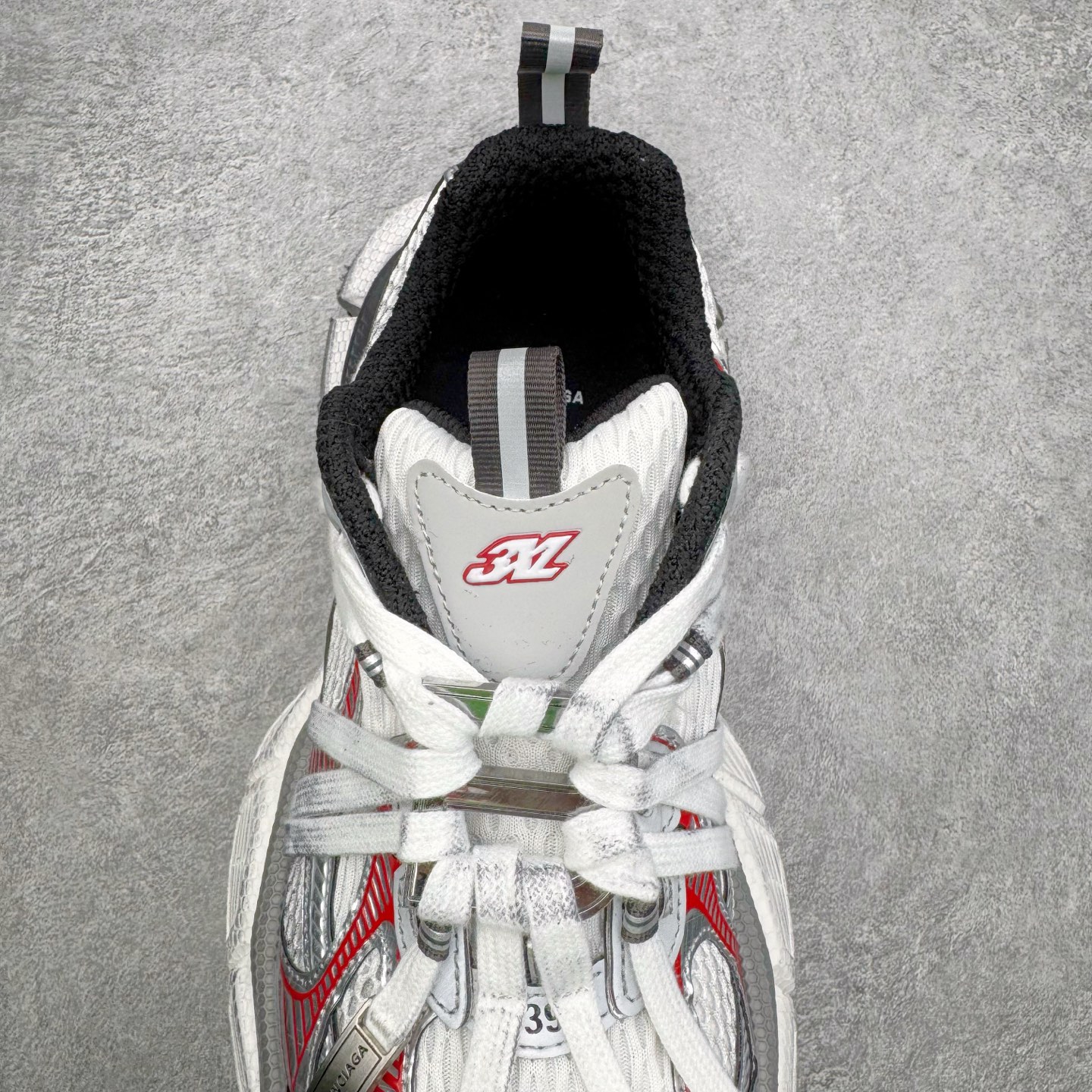 图片[5]-＃VG零售版 BALENCIAGA 3XL Sneakers 巴黎世家十代网布系带低帮走秀复古老爹鞋 全套原纸板楦头开发 最原汁原味的灵魂版型 全鞋荧光划线卡点 胶水把控整洁度追求极致完美 每一双都是工艺品 多重QC质检 超越公司货的品控标准 实实在在的免检产品 原盒原配 正确字体电绣 粗细、位置、大小正确 侧边TPU 透气孔匹配意产原版 正确分离大底 TPU软底 原版一致大底LOGO 立体感十足 原厂皮料水洗做旧 采购原厂网纱 不含皮革 网布材料和聚氨酯 磨损效果 鞋头边缘和后帮 Balenciaga 徽标 鞋面和后跟凸印尺码 鞋舌 3XL 橡胶品牌标识和反光细节 鞋帮拉袢和鞋舌拉祥 配反光细节 备用鞋带在鞋履前侧 可在穿着前取下 便于不同造型搭配 正常尺码 尺码：35 36 37 38 39 40 41 42 43 44 45 46-选品中心