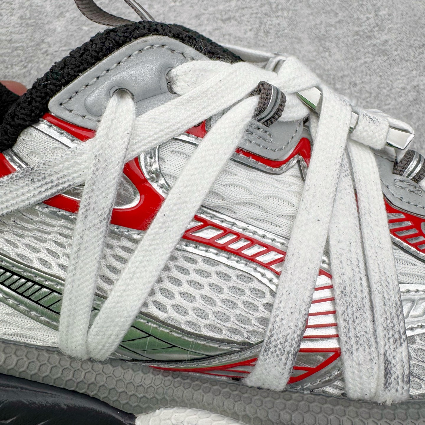 图片[12]-＃VG零售版 BALENCIAGA 3XL Sneakers 巴黎世家十代网布系带低帮走秀复古老爹鞋 全套原纸板楦头开发 最原汁原味的灵魂版型 全鞋荧光划线卡点 胶水把控整洁度追求极致完美 每一双都是工艺品 多重QC质检 超越公司货的品控标准 实实在在的免检产品 原盒原配 正确字体电绣 粗细、位置、大小正确 侧边TPU 透气孔匹配意产原版 正确分离大底 TPU软底 原版一致大底LOGO 立体感十足 原厂皮料水洗做旧 采购原厂网纱 不含皮革 网布材料和聚氨酯 磨损效果 鞋头边缘和后帮 Balenciaga 徽标 鞋面和后跟凸印尺码 鞋舌 3XL 橡胶品牌标识和反光细节 鞋帮拉袢和鞋舌拉祥 配反光细节 备用鞋带在鞋履前侧 可在穿着前取下 便于不同造型搭配 正常尺码 尺码：35 36 37 38 39 40 41 42 43 44 45 46-选品中心