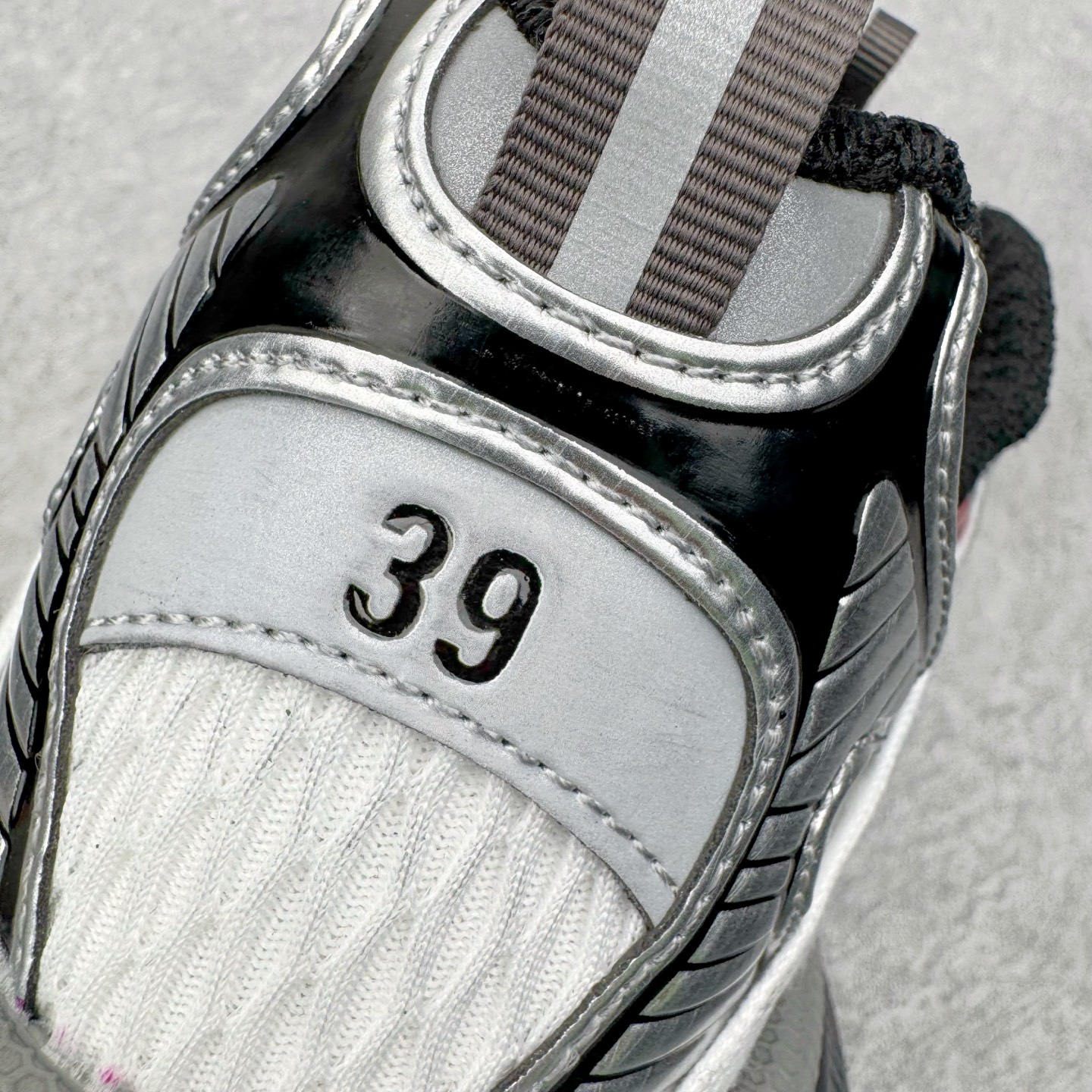 图片[16]-＃VG零售版 BALENCIAGA 3XL Sneakers 巴黎世家十代网布系带低帮走秀复古老爹鞋 全套原纸板楦头开发 最原汁原味的灵魂版型 全鞋荧光划线卡点 胶水把控整洁度追求极致完美 每一双都是工艺品 多重QC质检 超越公司货的品控标准 实实在在的免检产品 原盒原配 正确字体电绣 粗细、位置、大小正确 侧边TPU 透气孔匹配意产原版 正确分离大底 TPU软底 原版一致大底LOGO 立体感十足 原厂皮料水洗做旧 采购原厂网纱 不含皮革 网布材料和聚氨酯 磨损效果 鞋头边缘和后帮 Balenciaga 徽标 鞋面和后跟凸印尺码 鞋舌 3XL 橡胶品牌标识和反光细节 鞋帮拉袢和鞋舌拉祥 配反光细节 备用鞋带在鞋履前侧 可在穿着前取下 便于不同造型搭配 正常尺码 尺码：35 36 37 38 39 40 41 42 43 44 45 46-选品中心