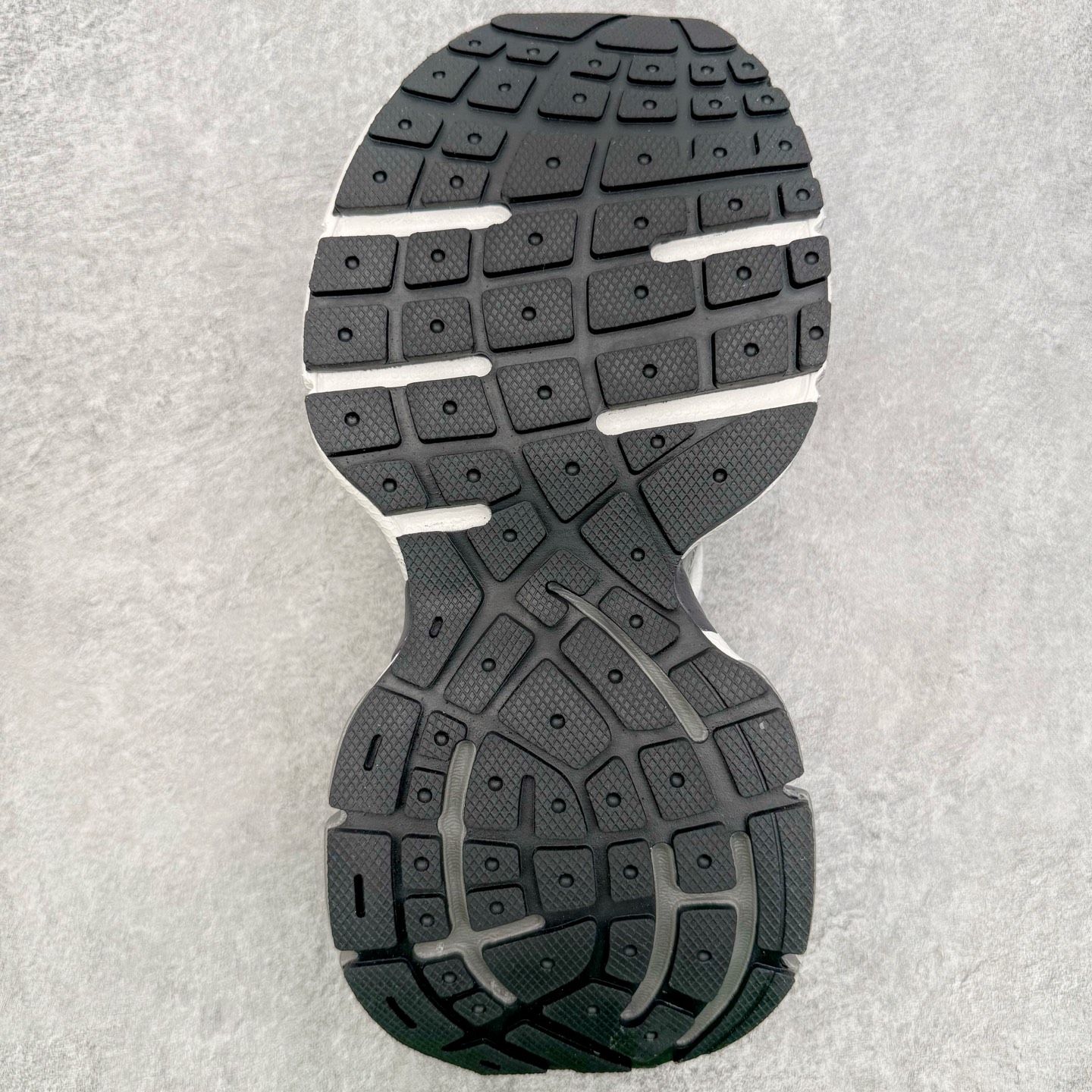 图片[9]-＃VG零售版 BALENCIAGA 3XL Sneakers 巴黎世家十代网布系带低帮走秀复古老爹鞋 全套原纸板楦头开发 最原汁原味的灵魂版型 全鞋荧光划线卡点 胶水把控整洁度追求极致完美 每一双都是工艺品 多重QC质检 超越公司货的品控标准 实实在在的免检产品 原盒原配 正确字体电绣 粗细、位置、大小正确 侧边TPU 透气孔匹配意产原版 正确分离大底 TPU软底 原版一致大底LOGO 立体感十足 原厂皮料水洗做旧 采购原厂网纱 不含皮革 网布材料和聚氨酯 磨损效果 鞋头边缘和后帮 Balenciaga 徽标 鞋面和后跟凸印尺码 鞋舌 3XL 橡胶品牌标识和反光细节 鞋帮拉袢和鞋舌拉祥 配反光细节 备用鞋带在鞋履前侧 可在穿着前取下 便于不同造型搭配 正常尺码 尺码：35 36 37 38 39 40 41 42 43 44 45 46-选品中心