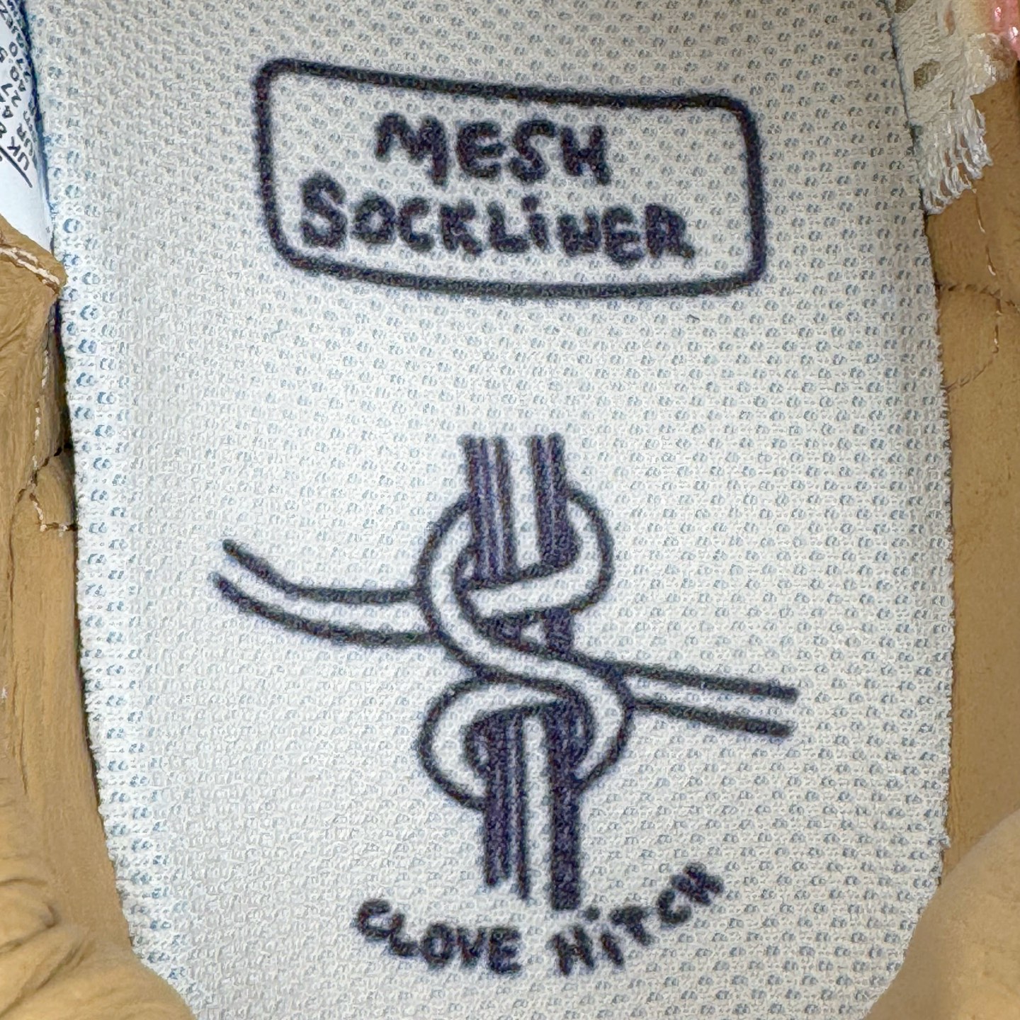 图片[18]-＃纯原 Tom Sachs x NK Craft Mars Yard Shoe 3.0舒适百搭防滑耐磨低帮生活休闲鞋 宇航员联名 米棕色 IF2885-100 鞋身设计各位都已经很熟悉了，整体依然采用网眼打造，搭配棕色麂皮拼接打造，侧面赋予红色Swoosh点缀。辨识度拉满！此外经典的鞋舌/后跟红色警示提环元素也得以保留，与Swoosh完美呼应。鞋身相比于2.0本次对鞋身功能性进行了不少升级，包含前后TPU支撑、中底碳纤维板等等。鞋舌内侧标签部分带有Tom Sachs签名以及3.0等字样，表面鞋款特殊身份。鞋垫部分也带有特殊的细节图案，依然是熟悉的手绘风格。实拍调校N版已经零色差零失真 百分百还原实物色彩所见即所得 不存在货不对板色差等低级问题 选购参考实物拍摄 不混卖不参货 只用心做好货严格选品 承诺混一赔十 尺码：36 36.5 37.5 38 38.5 39 40 40.5 41 42 42.5 43 44 44.5 45 46-选品中心