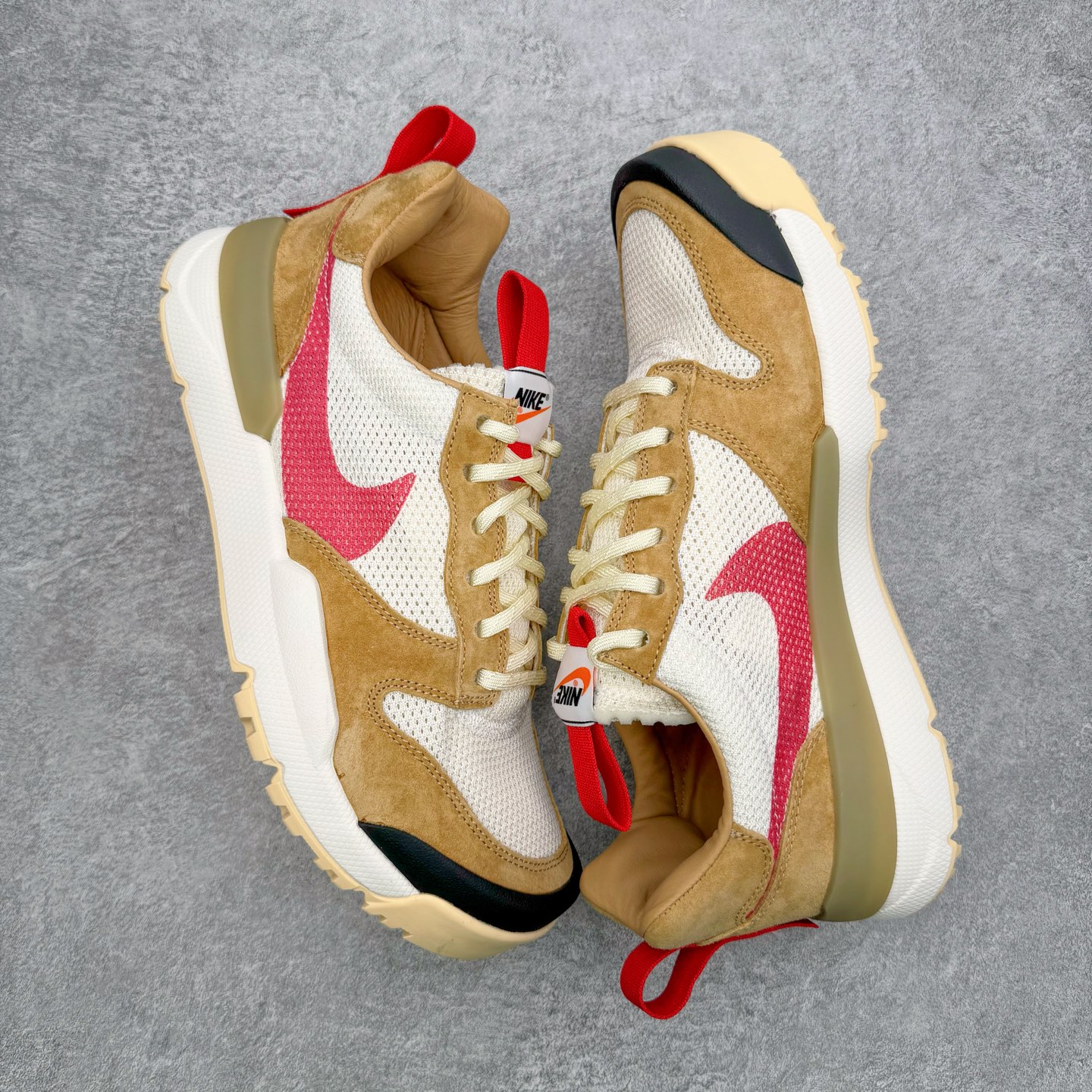 图片[3]-＃纯原 Tom Sachs x NK Craft Mars Yard Shoe 3.0舒适百搭防滑耐磨低帮生活休闲鞋 宇航员联名 米棕色 IF2885-100 鞋身设计各位都已经很熟悉了，整体依然采用网眼打造，搭配棕色麂皮拼接打造，侧面赋予红色Swoosh点缀。辨识度拉满！此外经典的鞋舌/后跟红色警示提环元素也得以保留，与Swoosh完美呼应。鞋身相比于2.0本次对鞋身功能性进行了不少升级，包含前后TPU支撑、中底碳纤维板等等。鞋舌内侧标签部分带有Tom Sachs签名以及3.0等字样，表面鞋款特殊身份。鞋垫部分也带有特殊的细节图案，依然是熟悉的手绘风格。实拍调校N版已经零色差零失真 百分百还原实物色彩所见即所得 不存在货不对板色差等低级问题 选购参考实物拍摄 不混卖不参货 只用心做好货严格选品 承诺混一赔十 尺码：36 36.5 37.5 38 38.5 39 40 40.5 41 42 42.5 43 44 44.5 45 46-选品中心