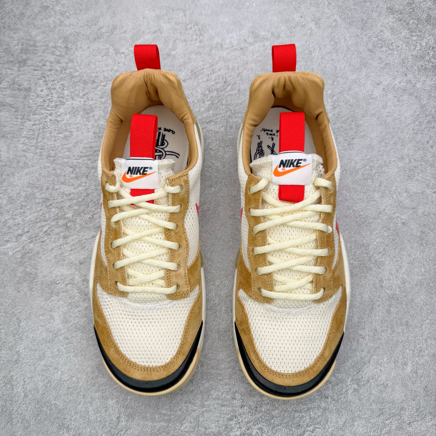 图片[2]-＃纯原 Tom Sachs x NK Craft Mars Yard Shoe 3.0舒适百搭防滑耐磨低帮生活休闲鞋 宇航员联名 米棕色 IF2885-100 鞋身设计各位都已经很熟悉了，整体依然采用网眼打造，搭配棕色麂皮拼接打造，侧面赋予红色Swoosh点缀。辨识度拉满！此外经典的鞋舌/后跟红色警示提环元素也得以保留，与Swoosh完美呼应。鞋身相比于2.0本次对鞋身功能性进行了不少升级，包含前后TPU支撑、中底碳纤维板等等。鞋舌内侧标签部分带有Tom Sachs签名以及3.0等字样，表面鞋款特殊身份。鞋垫部分也带有特殊的细节图案，依然是熟悉的手绘风格。实拍调校N版已经零色差零失真 百分百还原实物色彩所见即所得 不存在货不对板色差等低级问题 选购参考实物拍摄 不混卖不参货 只用心做好货严格选品 承诺混一赔十 尺码：36 36.5 37.5 38 38.5 39 40 40.5 41 42 42.5 43 44 44.5 45 46-选品中心