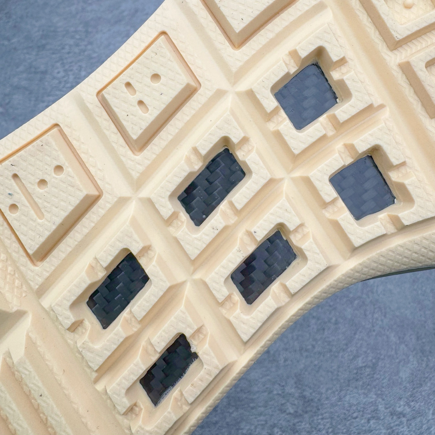 图片[10]-＃纯原 Tom Sachs x NK Craft Mars Yard Shoe 3.0舒适百搭防滑耐磨低帮生活休闲鞋 宇航员联名 米棕色 IF2885-100 鞋身设计各位都已经很熟悉了，整体依然采用网眼打造，搭配棕色麂皮拼接打造，侧面赋予红色Swoosh点缀。辨识度拉满！此外经典的鞋舌/后跟红色警示提环元素也得以保留，与Swoosh完美呼应。鞋身相比于2.0本次对鞋身功能性进行了不少升级，包含前后TPU支撑、中底碳纤维板等等。鞋舌内侧标签部分带有Tom Sachs签名以及3.0等字样，表面鞋款特殊身份。鞋垫部分也带有特殊的细节图案，依然是熟悉的手绘风格。实拍调校N版已经零色差零失真 百分百还原实物色彩所见即所得 不存在货不对板色差等低级问题 选购参考实物拍摄 不混卖不参货 只用心做好货严格选品 承诺混一赔十 尺码：36 36.5 37.5 38 38.5 39 40 40.5 41 42 42.5 43 44 44.5 45 46-选品中心