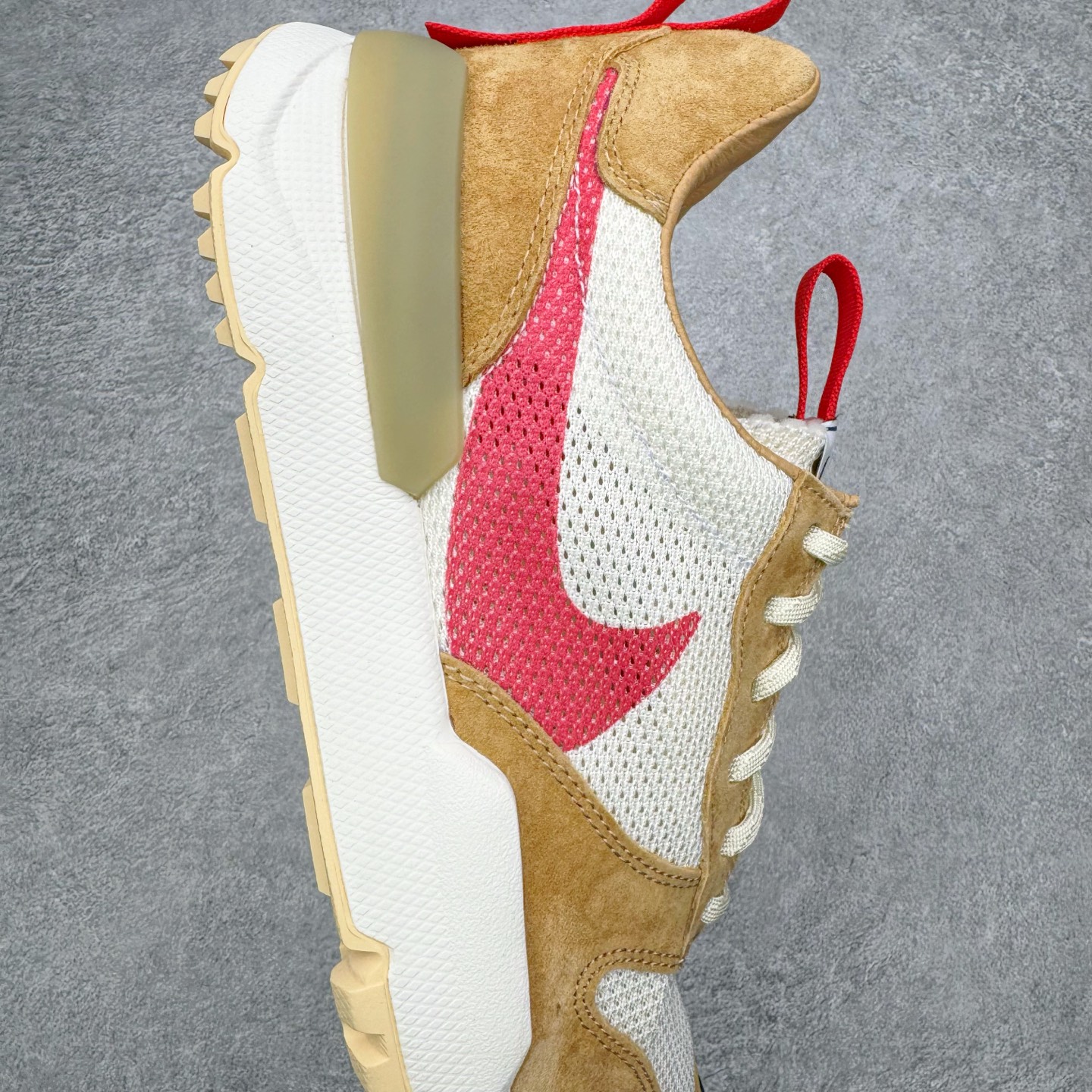 图片[6]-＃纯原 Tom Sachs x NK Craft Mars Yard Shoe 3.0舒适百搭防滑耐磨低帮生活休闲鞋 宇航员联名 米棕色 IF2885-100 鞋身设计各位都已经很熟悉了，整体依然采用网眼打造，搭配棕色麂皮拼接打造，侧面赋予红色Swoosh点缀。辨识度拉满！此外经典的鞋舌/后跟红色警示提环元素也得以保留，与Swoosh完美呼应。鞋身相比于2.0本次对鞋身功能性进行了不少升级，包含前后TPU支撑、中底碳纤维板等等。鞋舌内侧标签部分带有Tom Sachs签名以及3.0等字样，表面鞋款特殊身份。鞋垫部分也带有特殊的细节图案，依然是熟悉的手绘风格。实拍调校N版已经零色差零失真 百分百还原实物色彩所见即所得 不存在货不对板色差等低级问题 选购参考实物拍摄 不混卖不参货 只用心做好货严格选品 承诺混一赔十 尺码：36 36.5 37.5 38 38.5 39 40 40.5 41 42 42.5 43 44 44.5 45 46-选品中心