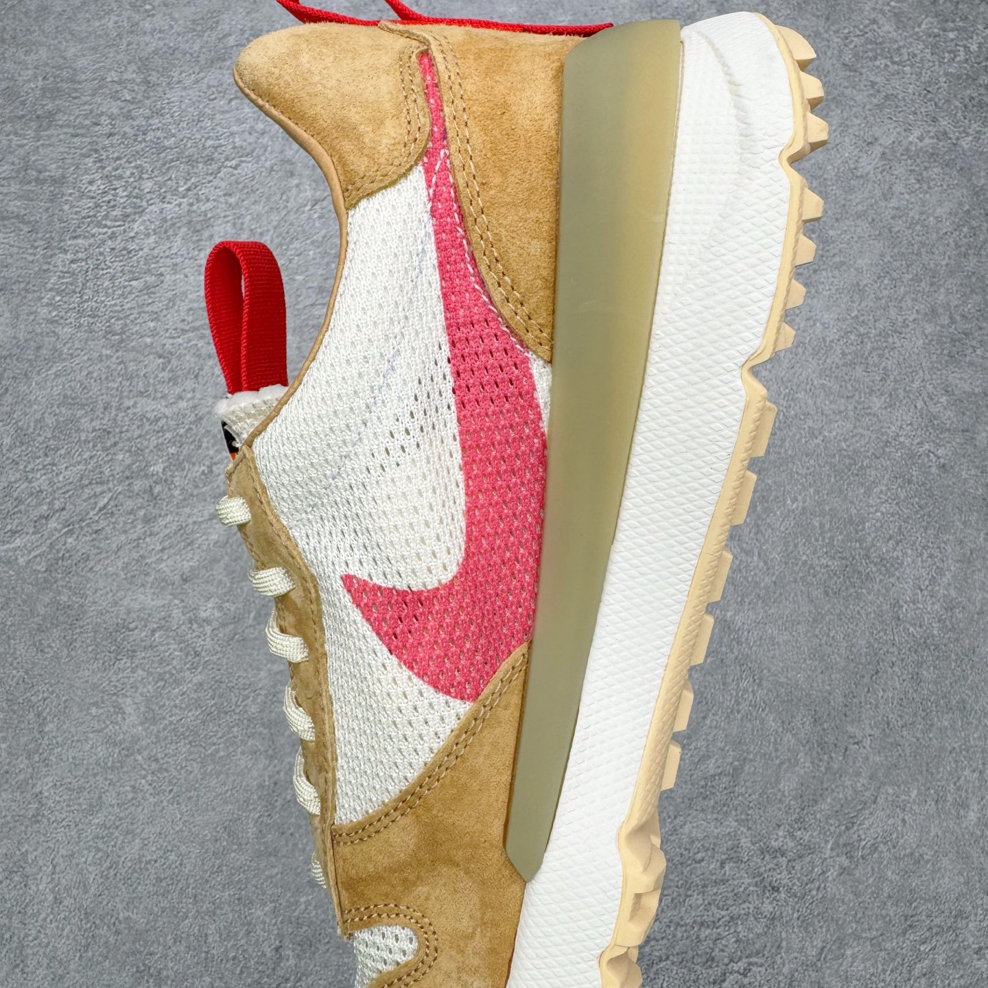 图片[7]-＃纯原 Tom Sachs x NK Craft Mars Yard Shoe 3.0舒适百搭防滑耐磨低帮生活休闲鞋 宇航员联名 米棕色 IF2885-100 鞋身设计各位都已经很熟悉了，整体依然采用网眼打造，搭配棕色麂皮拼接打造，侧面赋予红色Swoosh点缀。辨识度拉满！此外经典的鞋舌/后跟红色警示提环元素也得以保留，与Swoosh完美呼应。鞋身相比于2.0本次对鞋身功能性进行了不少升级，包含前后TPU支撑、中底碳纤维板等等。鞋舌内侧标签部分带有Tom Sachs签名以及3.0等字样，表面鞋款特殊身份。鞋垫部分也带有特殊的细节图案，依然是熟悉的手绘风格。实拍调校N版已经零色差零失真 百分百还原实物色彩所见即所得 不存在货不对板色差等低级问题 选购参考实物拍摄 不混卖不参货 只用心做好货严格选品 承诺混一赔十 尺码：36 36.5 37.5 38 38.5 39 40 40.5 41 42 42.5 43 44 44.5 45 46-选品中心