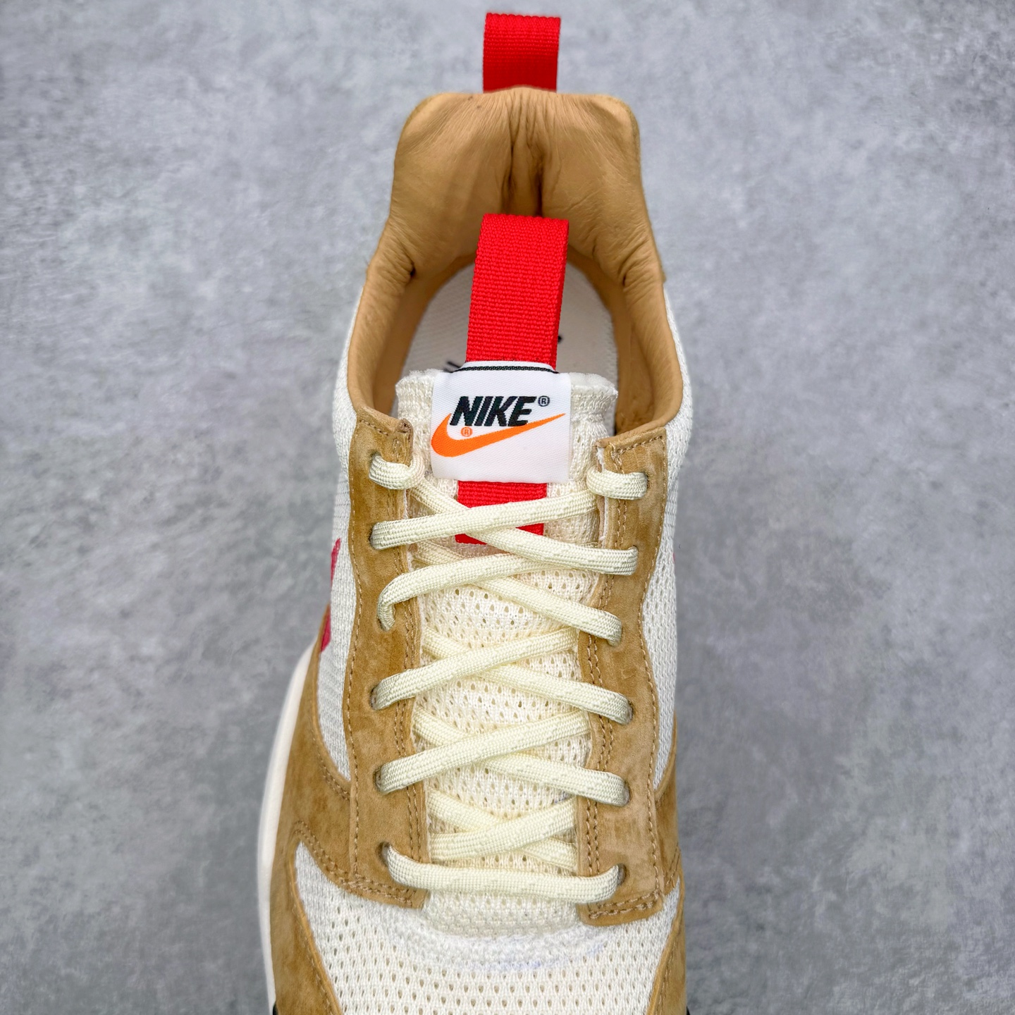图片[5]-＃纯原 Tom Sachs x NK Craft Mars Yard Shoe 3.0舒适百搭防滑耐磨低帮生活休闲鞋 宇航员联名 米棕色 IF2885-100 鞋身设计各位都已经很熟悉了，整体依然采用网眼打造，搭配棕色麂皮拼接打造，侧面赋予红色Swoosh点缀。辨识度拉满！此外经典的鞋舌/后跟红色警示提环元素也得以保留，与Swoosh完美呼应。鞋身相比于2.0本次对鞋身功能性进行了不少升级，包含前后TPU支撑、中底碳纤维板等等。鞋舌内侧标签部分带有Tom Sachs签名以及3.0等字样，表面鞋款特殊身份。鞋垫部分也带有特殊的细节图案，依然是熟悉的手绘风格。实拍调校N版已经零色差零失真 百分百还原实物色彩所见即所得 不存在货不对板色差等低级问题 选购参考实物拍摄 不混卖不参货 只用心做好货严格选品 承诺混一赔十 尺码：36 36.5 37.5 38 38.5 39 40 40.5 41 42 42.5 43 44 44.5 45 46-选品中心
