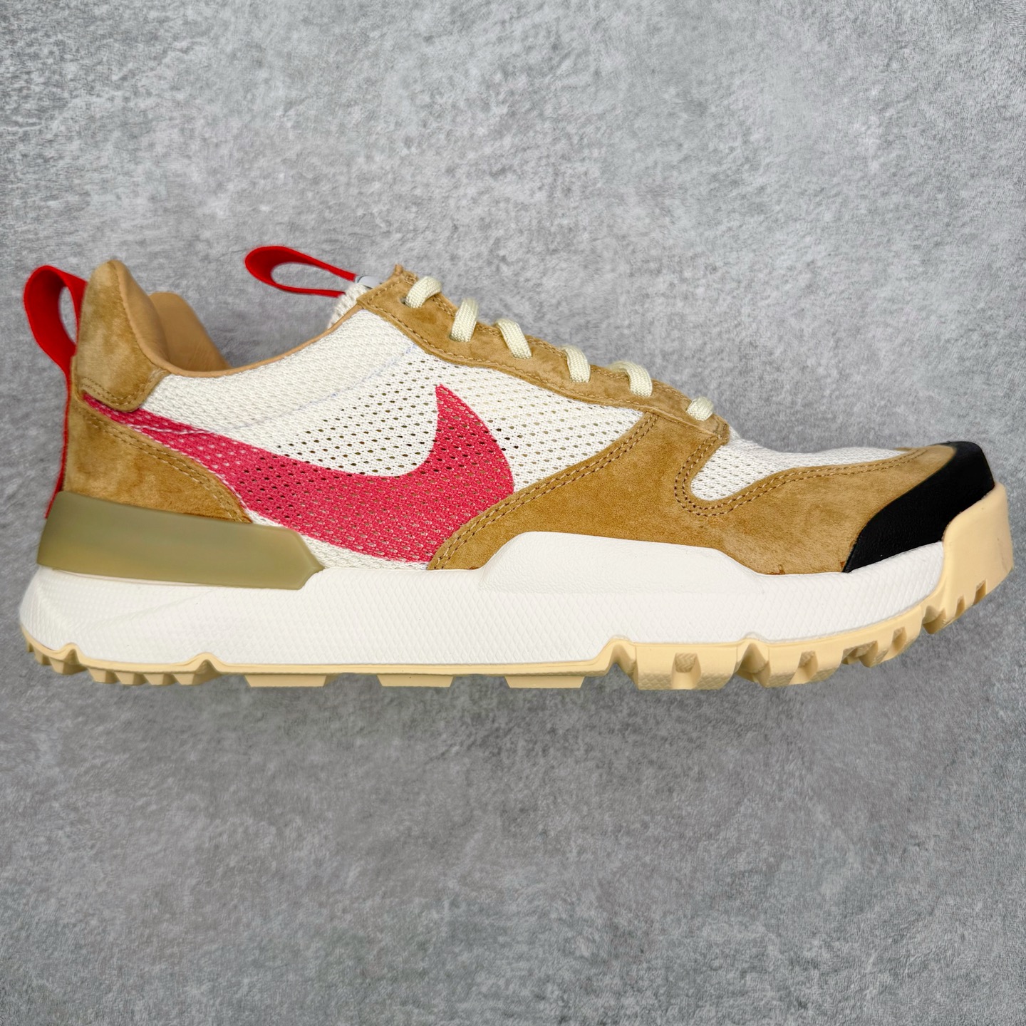 ＃纯原 Tom Sachs x NK Craft Mars Yard Shoe 3.0舒适百搭防滑耐磨低帮生活休闲鞋 宇航员联名 米棕色 IF2885-100 鞋身设计各位都已经很熟悉了，整体依然采用网眼打造，搭配棕色麂皮拼接打造，侧面赋予红色Swoosh点缀。辨识度拉满！此外经典的鞋舌/后跟红色警示提环元素也得以保留，与Swoosh完美呼应。鞋身相比于2.0本次对鞋身功能性进行了不少升级，包含前后TPU支撑、中底碳纤维板等等。鞋舌内侧标签部分带有Tom Sachs签名以及3.0等字样，表面鞋款特殊身份。鞋垫部分也带有特殊的细节图案，依然是熟悉的手绘风格。实拍调校N版已经零色差零失真 百分百还原实物色彩所见即所得 不存在货不对板色差等低级问题 选购参考实物拍摄 不混卖不参货 只用心做好货严格选品 承诺混一赔十 尺码：36 36.5 37.5 38 38.5 39 40 40.5 41 42 42.5 43 44 44.5 45 46-选品中心