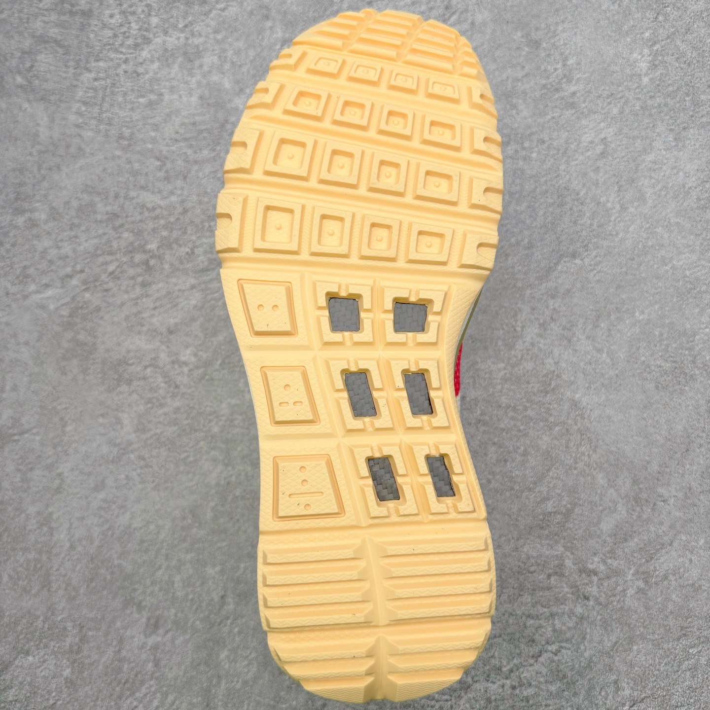图片[9]-＃纯原 Tom Sachs x NK Craft Mars Yard Shoe 3.0舒适百搭防滑耐磨低帮生活休闲鞋 宇航员联名 米棕色 IF2885-100 鞋身设计各位都已经很熟悉了，整体依然采用网眼打造，搭配棕色麂皮拼接打造，侧面赋予红色Swoosh点缀。辨识度拉满！此外经典的鞋舌/后跟红色警示提环元素也得以保留，与Swoosh完美呼应。鞋身相比于2.0本次对鞋身功能性进行了不少升级，包含前后TPU支撑、中底碳纤维板等等。鞋舌内侧标签部分带有Tom Sachs签名以及3.0等字样，表面鞋款特殊身份。鞋垫部分也带有特殊的细节图案，依然是熟悉的手绘风格。实拍调校N版已经零色差零失真 百分百还原实物色彩所见即所得 不存在货不对板色差等低级问题 选购参考实物拍摄 不混卖不参货 只用心做好货严格选品 承诺混一赔十 尺码：36 36.5 37.5 38 38.5 39 40 40.5 41 42 42.5 43 44 44.5 45 46-选品中心