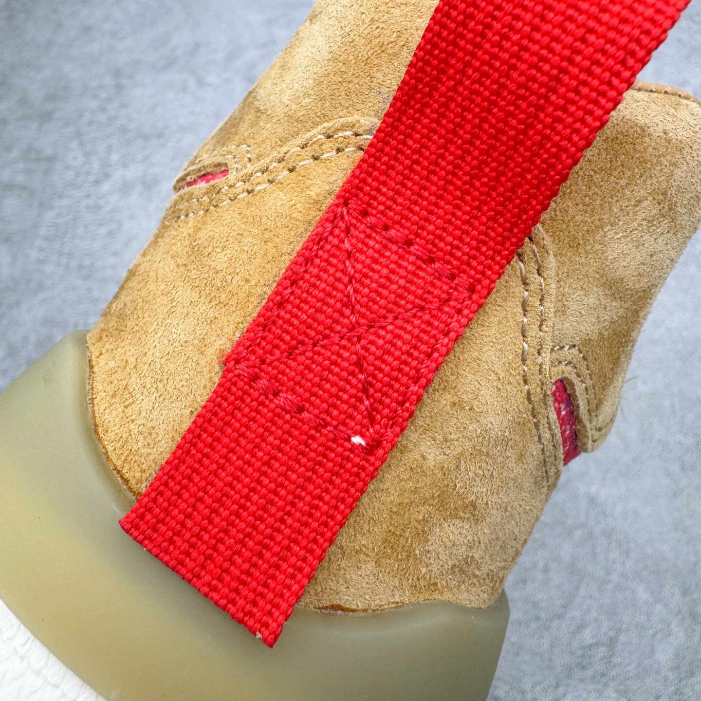 图片[13]-＃纯原 Tom Sachs x NK Craft Mars Yard Shoe 3.0舒适百搭防滑耐磨低帮生活休闲鞋 宇航员联名 米棕色 IF2885-100 鞋身设计各位都已经很熟悉了，整体依然采用网眼打造，搭配棕色麂皮拼接打造，侧面赋予红色Swoosh点缀。辨识度拉满！此外经典的鞋舌/后跟红色警示提环元素也得以保留，与Swoosh完美呼应。鞋身相比于2.0本次对鞋身功能性进行了不少升级，包含前后TPU支撑、中底碳纤维板等等。鞋舌内侧标签部分带有Tom Sachs签名以及3.0等字样，表面鞋款特殊身份。鞋垫部分也带有特殊的细节图案，依然是熟悉的手绘风格。实拍调校N版已经零色差零失真 百分百还原实物色彩所见即所得 不存在货不对板色差等低级问题 选购参考实物拍摄 不混卖不参货 只用心做好货严格选品 承诺混一赔十 尺码：36 36.5 37.5 38 38.5 39 40 40.5 41 42 42.5 43 44 44.5 45 46-选品中心