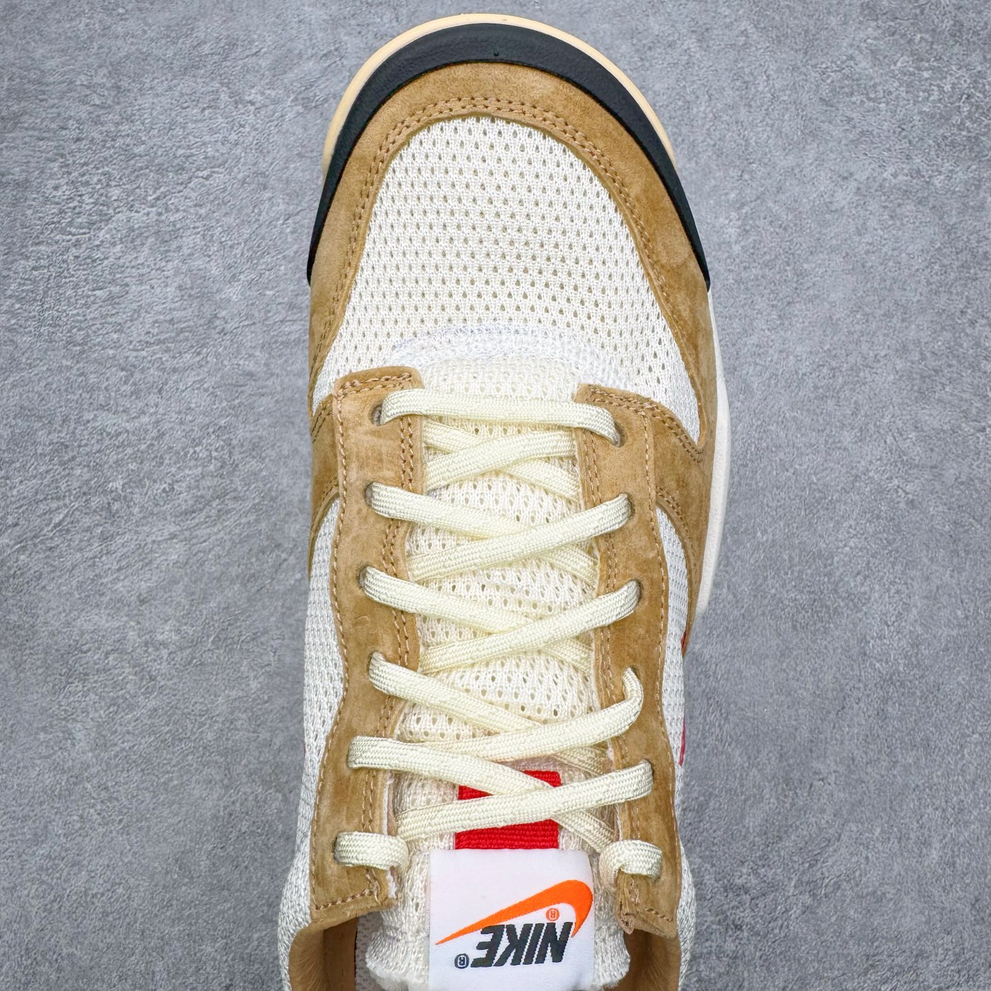 图片[4]-＃纯原 Tom Sachs x NK Craft Mars Yard Shoe 3.0舒适百搭防滑耐磨低帮生活休闲鞋 宇航员联名 米棕色 IF2885-100 鞋身设计各位都已经很熟悉了，整体依然采用网眼打造，搭配棕色麂皮拼接打造，侧面赋予红色Swoosh点缀。辨识度拉满！此外经典的鞋舌/后跟红色警示提环元素也得以保留，与Swoosh完美呼应。鞋身相比于2.0本次对鞋身功能性进行了不少升级，包含前后TPU支撑、中底碳纤维板等等。鞋舌内侧标签部分带有Tom Sachs签名以及3.0等字样，表面鞋款特殊身份。鞋垫部分也带有特殊的细节图案，依然是熟悉的手绘风格。实拍调校N版已经零色差零失真 百分百还原实物色彩所见即所得 不存在货不对板色差等低级问题 选购参考实物拍摄 不混卖不参货 只用心做好货严格选品 承诺混一赔十 尺码：36 36.5 37.5 38 38.5 39 40 40.5 41 42 42.5 43 44 44.5 45 46-选品中心