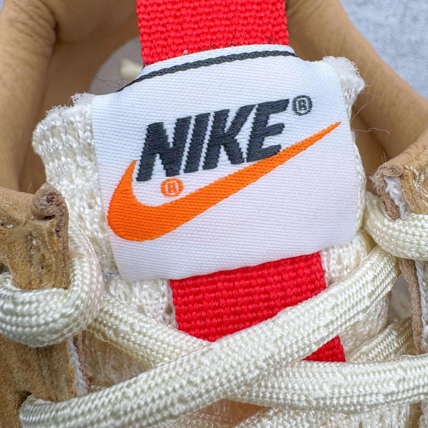 图片[15]-＃纯原 Tom Sachs x NK Craft Mars Yard Shoe 3.0舒适百搭防滑耐磨低帮生活休闲鞋 宇航员联名 米棕色 IF2885-100 鞋身设计各位都已经很熟悉了，整体依然采用网眼打造，搭配棕色麂皮拼接打造，侧面赋予红色Swoosh点缀。辨识度拉满！此外经典的鞋舌/后跟红色警示提环元素也得以保留，与Swoosh完美呼应。鞋身相比于2.0本次对鞋身功能性进行了不少升级，包含前后TPU支撑、中底碳纤维板等等。鞋舌内侧标签部分带有Tom Sachs签名以及3.0等字样，表面鞋款特殊身份。鞋垫部分也带有特殊的细节图案，依然是熟悉的手绘风格。实拍调校N版已经零色差零失真 百分百还原实物色彩所见即所得 不存在货不对板色差等低级问题 选购参考实物拍摄 不混卖不参货 只用心做好货严格选品 承诺混一赔十 尺码：36 36.5 37.5 38 38.5 39 40 40.5 41 42 42.5 43 44 44.5 45 46-选品中心