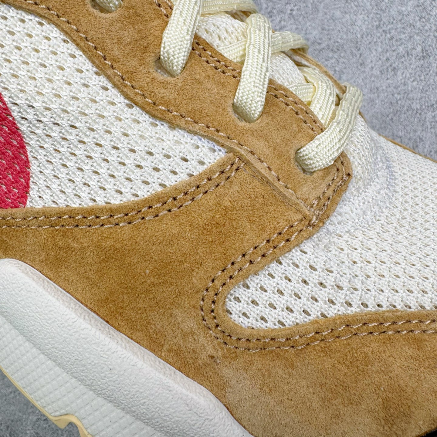 图片[12]-＃纯原 Tom Sachs x NK Craft Mars Yard Shoe 3.0舒适百搭防滑耐磨低帮生活休闲鞋 宇航员联名 米棕色 IF2885-100 鞋身设计各位都已经很熟悉了，整体依然采用网眼打造，搭配棕色麂皮拼接打造，侧面赋予红色Swoosh点缀。辨识度拉满！此外经典的鞋舌/后跟红色警示提环元素也得以保留，与Swoosh完美呼应。鞋身相比于2.0本次对鞋身功能性进行了不少升级，包含前后TPU支撑、中底碳纤维板等等。鞋舌内侧标签部分带有Tom Sachs签名以及3.0等字样，表面鞋款特殊身份。鞋垫部分也带有特殊的细节图案，依然是熟悉的手绘风格。实拍调校N版已经零色差零失真 百分百还原实物色彩所见即所得 不存在货不对板色差等低级问题 选购参考实物拍摄 不混卖不参货 只用心做好货严格选品 承诺混一赔十 尺码：36 36.5 37.5 38 38.5 39 40 40.5 41 42 42.5 43 44 44.5 45 46-选品中心