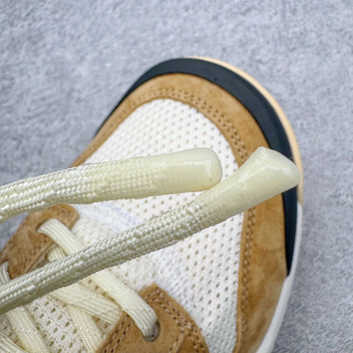 图片[17]-＃纯原 Tom Sachs x NK Craft Mars Yard Shoe 3.0舒适百搭防滑耐磨低帮生活休闲鞋 宇航员联名 米棕色 IF2885-100 鞋身设计各位都已经很熟悉了，整体依然采用网眼打造，搭配棕色麂皮拼接打造，侧面赋予红色Swoosh点缀。辨识度拉满！此外经典的鞋舌/后跟红色警示提环元素也得以保留，与Swoosh完美呼应。鞋身相比于2.0本次对鞋身功能性进行了不少升级，包含前后TPU支撑、中底碳纤维板等等。鞋舌内侧标签部分带有Tom Sachs签名以及3.0等字样，表面鞋款特殊身份。鞋垫部分也带有特殊的细节图案，依然是熟悉的手绘风格。实拍调校N版已经零色差零失真 百分百还原实物色彩所见即所得 不存在货不对板色差等低级问题 选购参考实物拍摄 不混卖不参货 只用心做好货严格选品 承诺混一赔十 尺码：36 36.5 37.5 38 38.5 39 40 40.5 41 42 42.5 43 44 44.5 45 46-选品中心