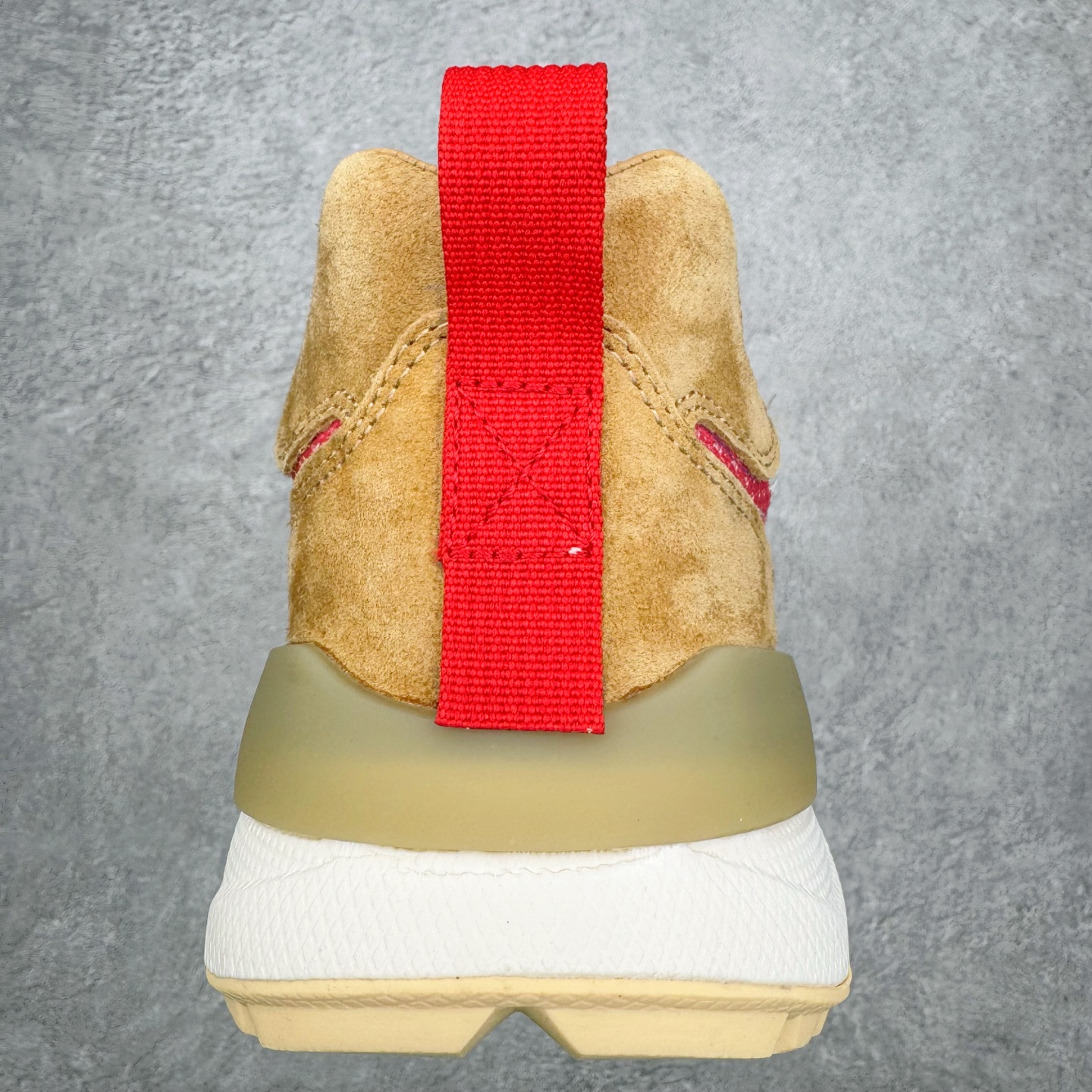 图片[8]-＃纯原 Tom Sachs x NK Craft Mars Yard Shoe 3.0舒适百搭防滑耐磨低帮生活休闲鞋 宇航员联名 米棕色 IF2885-100 鞋身设计各位都已经很熟悉了，整体依然采用网眼打造，搭配棕色麂皮拼接打造，侧面赋予红色Swoosh点缀。辨识度拉满！此外经典的鞋舌/后跟红色警示提环元素也得以保留，与Swoosh完美呼应。鞋身相比于2.0本次对鞋身功能性进行了不少升级，包含前后TPU支撑、中底碳纤维板等等。鞋舌内侧标签部分带有Tom Sachs签名以及3.0等字样，表面鞋款特殊身份。鞋垫部分也带有特殊的细节图案，依然是熟悉的手绘风格。实拍调校N版已经零色差零失真 百分百还原实物色彩所见即所得 不存在货不对板色差等低级问题 选购参考实物拍摄 不混卖不参货 只用心做好货严格选品 承诺混一赔十 尺码：36 36.5 37.5 38 38.5 39 40 40.5 41 42 42.5 43 44 44.5 45 46-选品中心